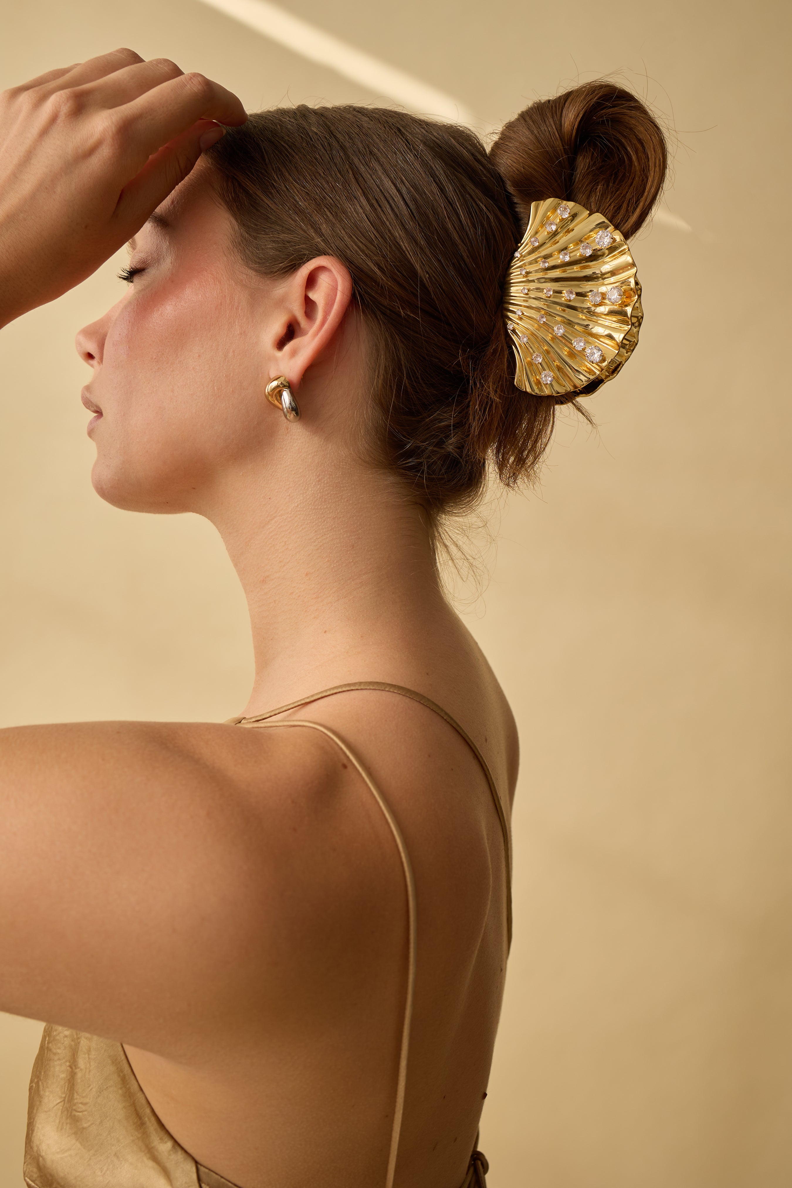 Elegant Crystal Shell Claw Clip Hair Clips for Women - Non-Slip Hair Accessories for Ponytail, Bun & Updo Hairstyles - Perfect for Parties, Weddings & Everyday Use