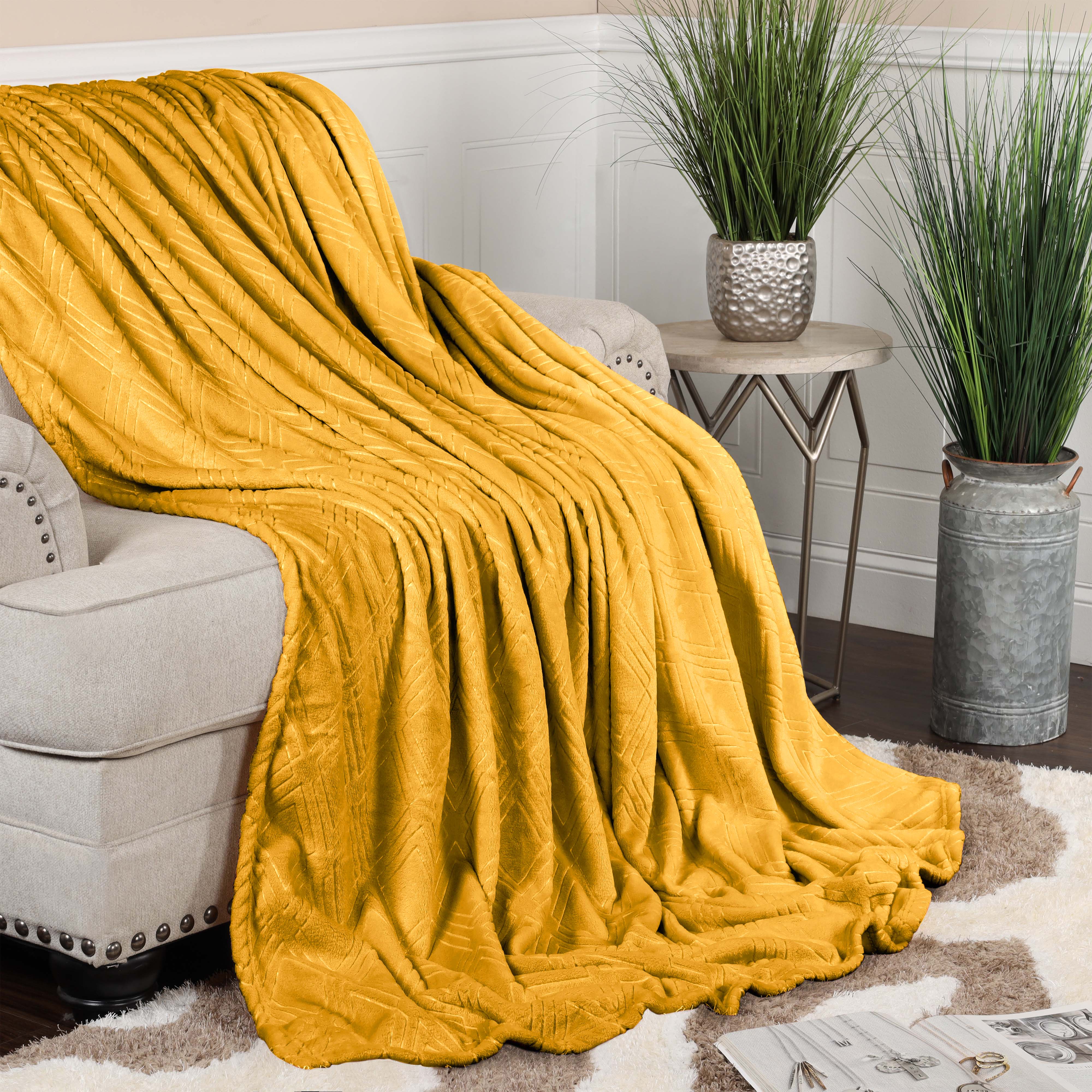 Premium Alaska Diamond Plush Fleece Blanket - Ultra Soft & Cozy Throw for Bed, Sofa, and Travel - Warm Winter Blanket for Home, Office, and Camping