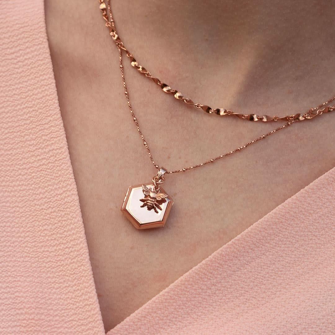 Bee Locket Necklace in Rose Gold with Photo Insert - Perfect for Gifts, Memorial Jewelry & Keepsakes for Loved Ones