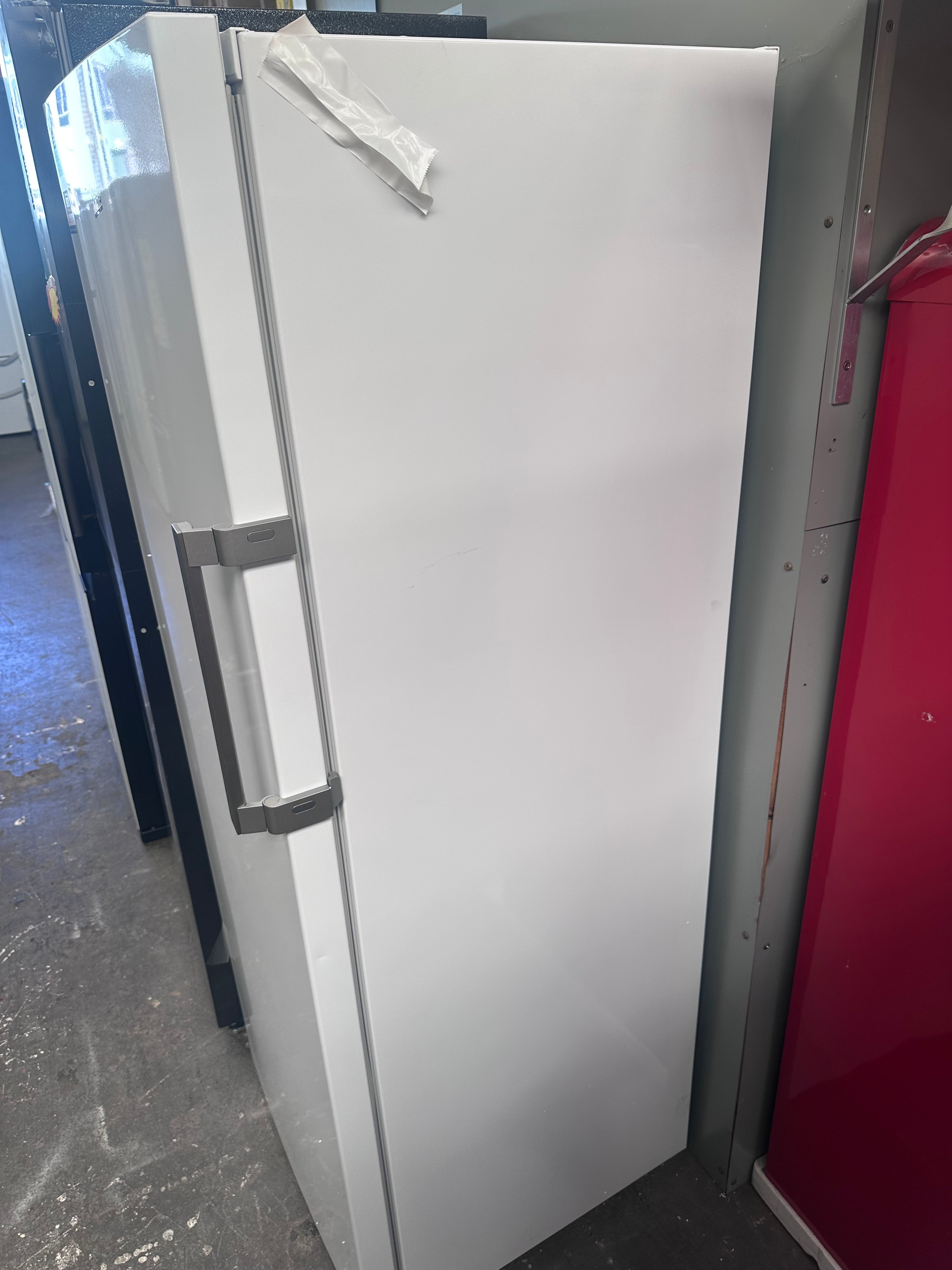 Beko 250L Upright Frost Free Freezer BVF290W - Energy Efficient, Made in Europe, 12 Month Warranty (Carton Damaged) - Perfect for Home, Restaurant & Commercial Kitchen Storage