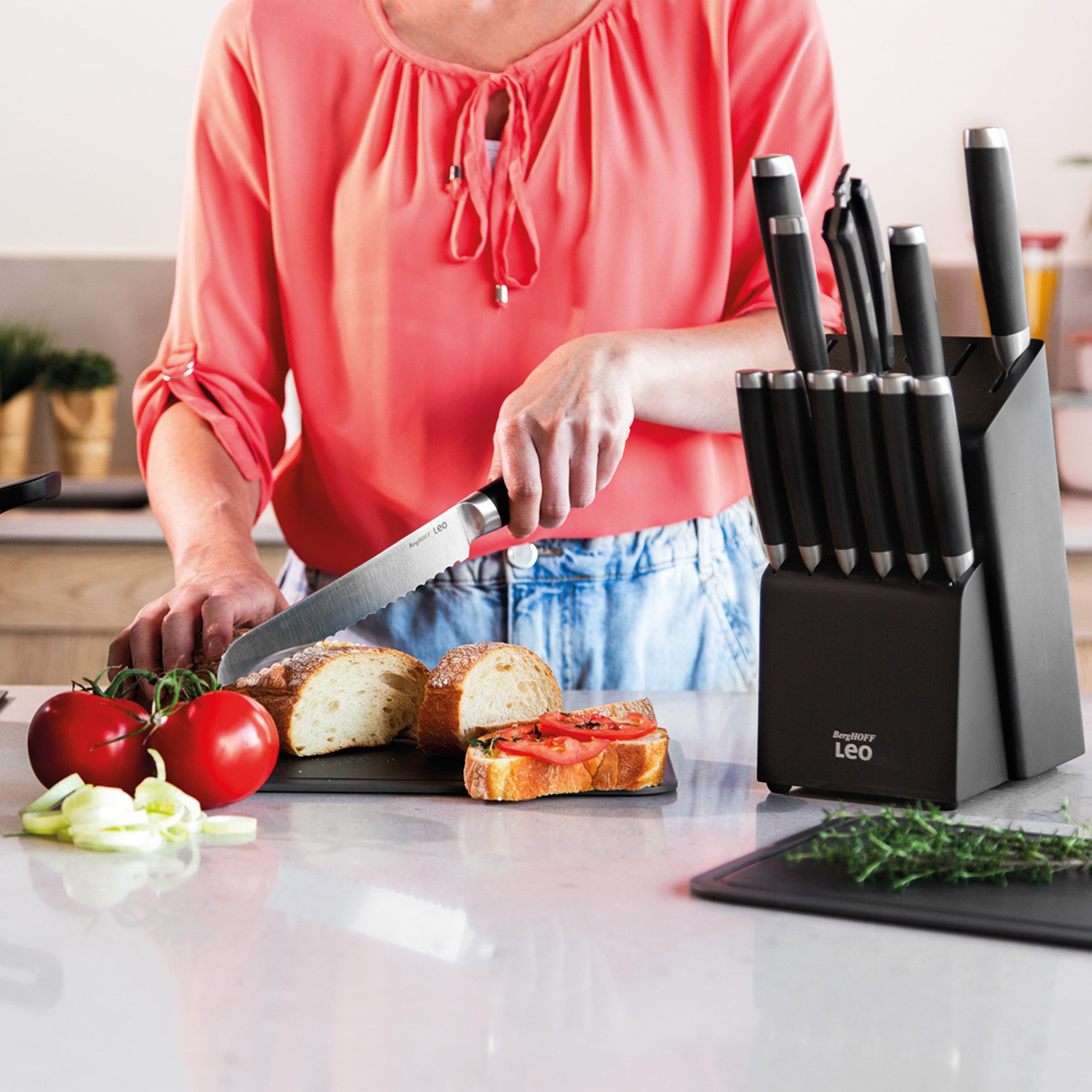 BergHOFF Leo Graphite Stainless Steel Bread Knife 8 Inch - Professional Serrated Bread Knife for Slicing Bread, Cake, Pastries - Perfect for Home Baking, Restaurants & Bakeries
