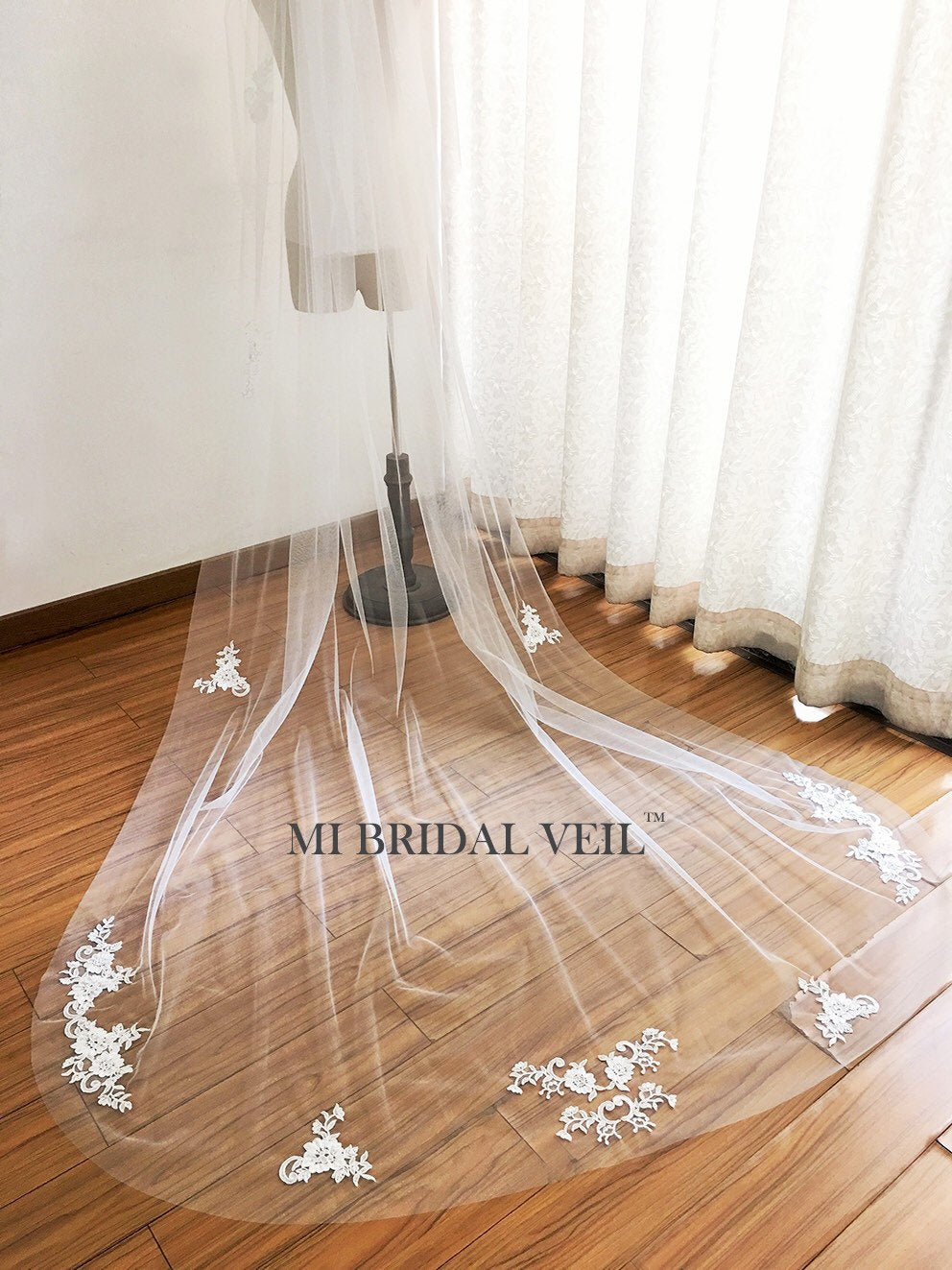 Elegant Cathedral Lace Wedding Veil with Appliqués and Blusher - Perfect for Bridal Ceremonies and Wedding Photos