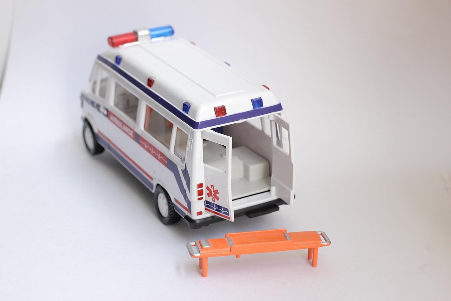 Rescue Ambulance Toy for Kids with Openable Tailgate, Detachable Stretcher & Saline Stand - Pull Back Action Vehicle, White (1 Pack) - Perfect for Role Play, Emergency Simulation & Pretend Play Scenarios