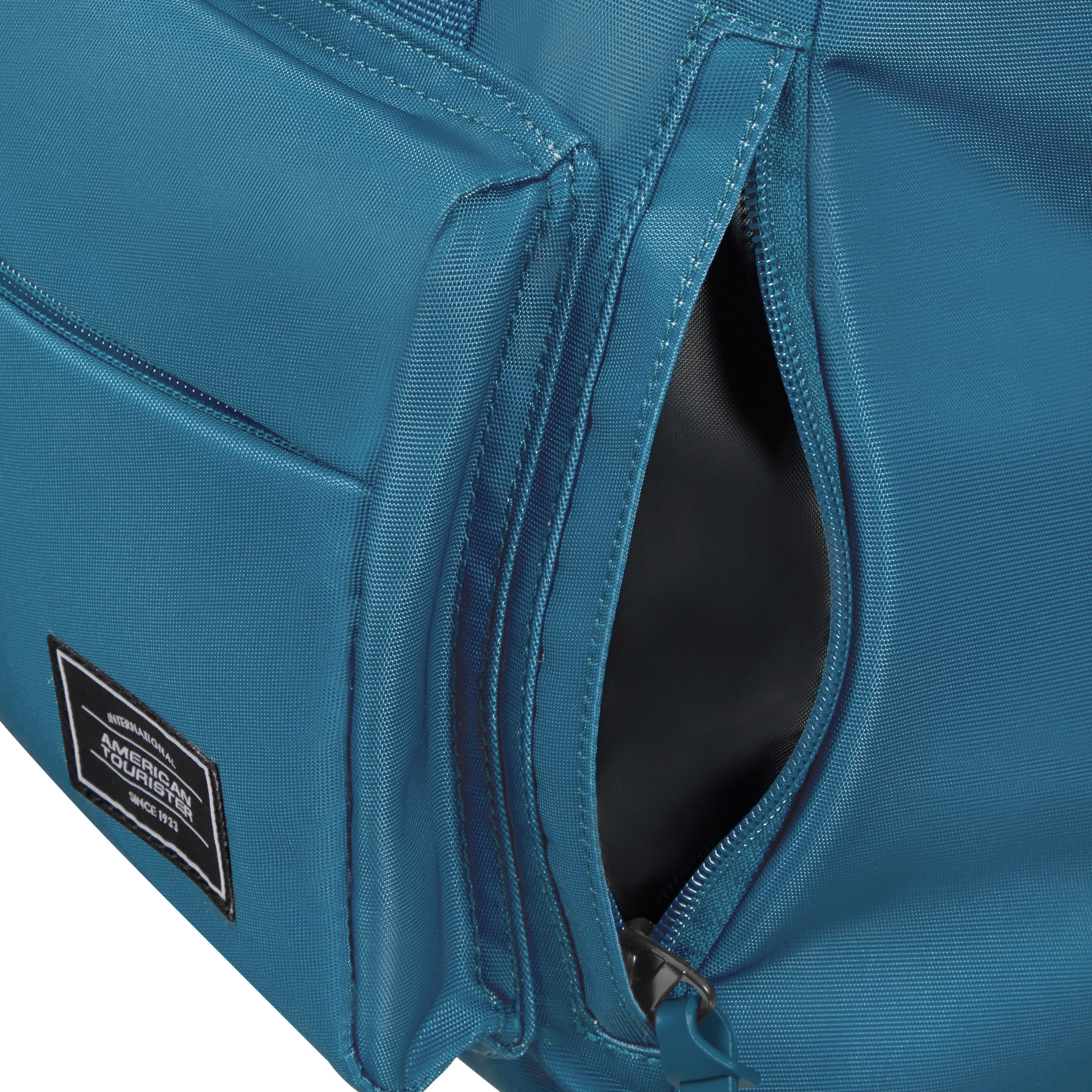 American Tourister Urban Groove Backpack - Lightweight Travel Backpack for Men & Women, Durable Laptop Backpack with USB Charging Port - Perfect for School, Work, Travel & Daily Commute