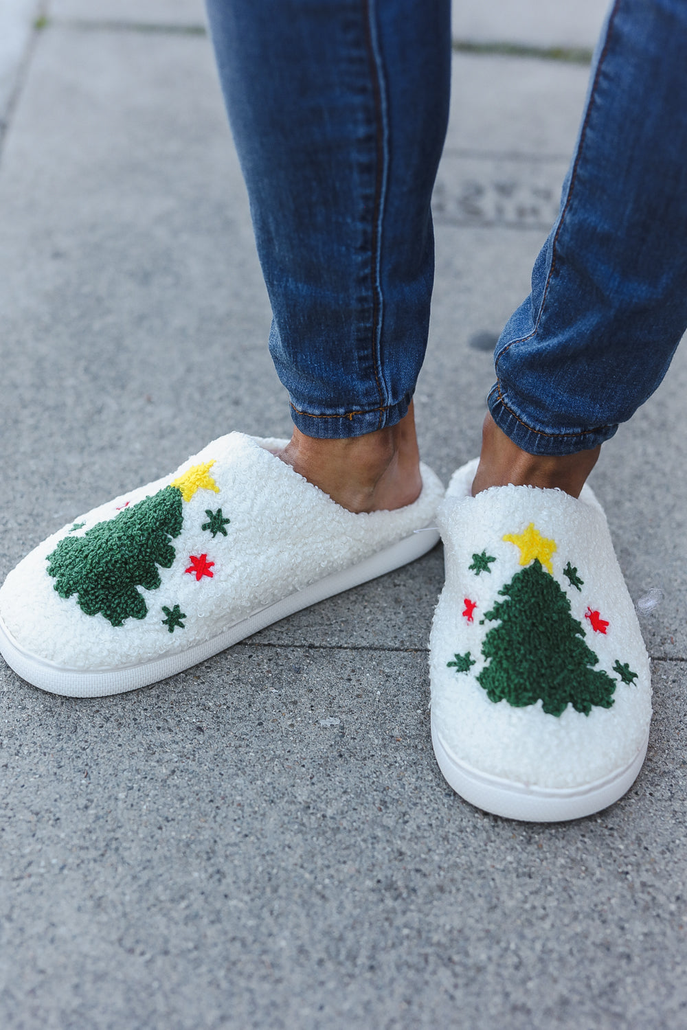 Cozy Christmas Tree Print Fleece Slippers for Women - Warm Holiday House Shoes with Non-Slip Sole - Perfect for Winter Indoor Comfort & Gift Giving