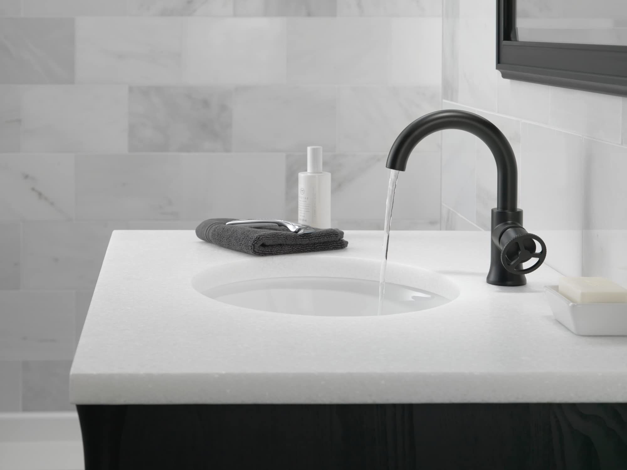 Delta Trinsic Single Hole Bathroom Faucet in Matte Black - Water-Saving Single Handle Bathroom Sink Faucet with Diamond Seal Technology & Drain Assembly - Perfect for Modern Bathrooms, Powder Rooms & Guest Baths