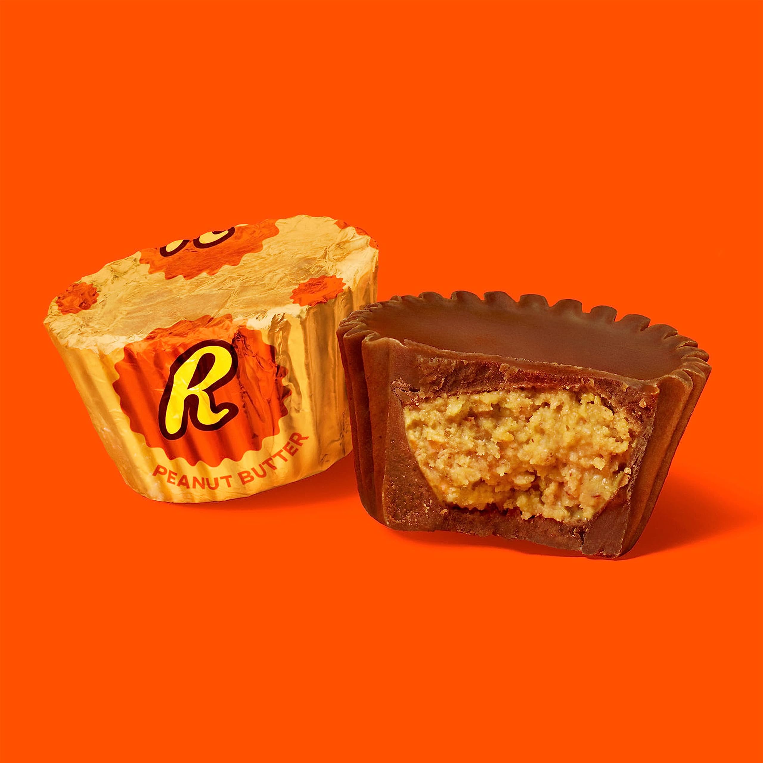 REESE'S Miniatures Milk Chocolate Peanut Butter Cups - Bulk Candy Pack (105 Pieces, 0.31 oz Each) - Perfect for Halloween Treats, Party Favors & Office Snacks