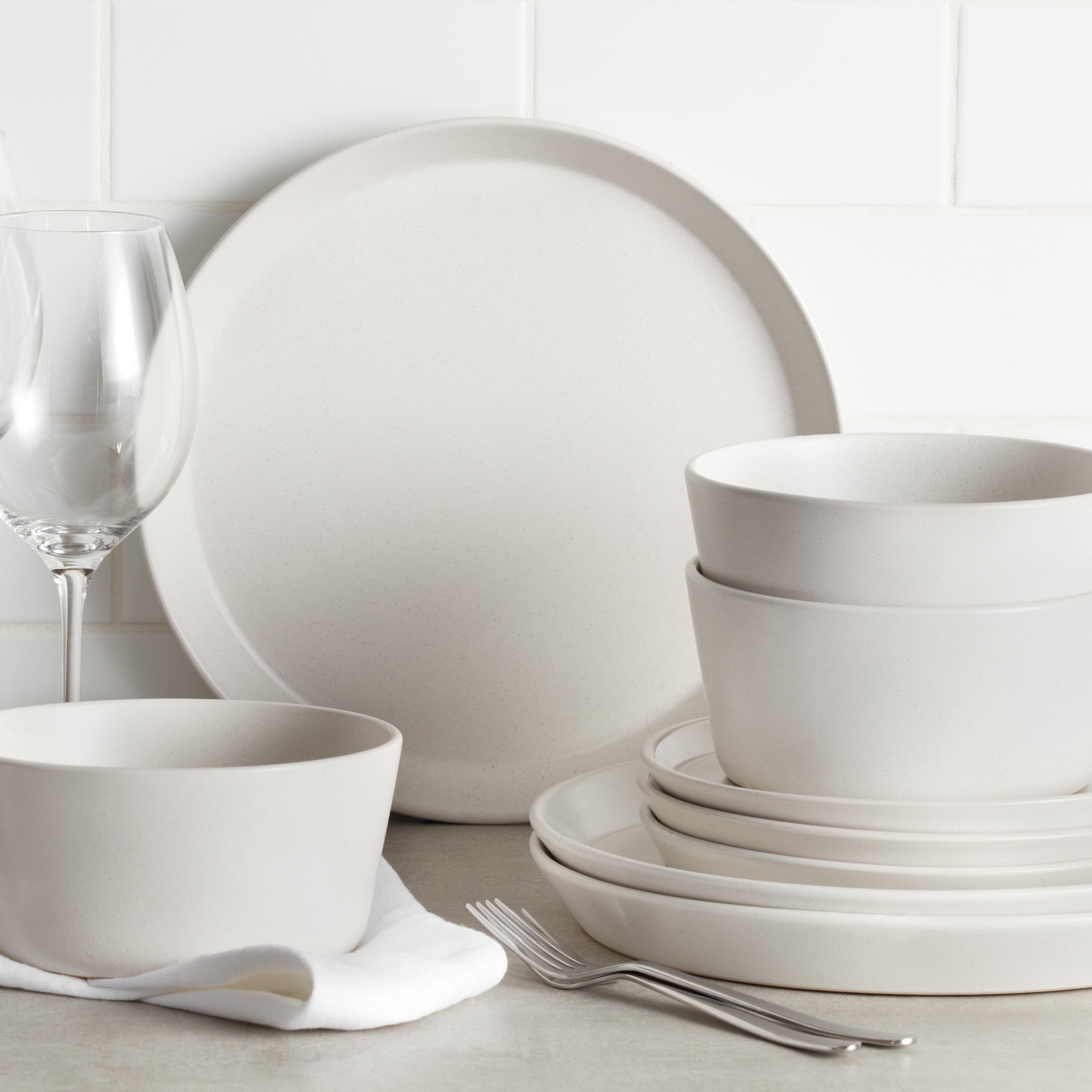 Premium Albie Stoneware Dinnerware Set - 16-Piece White Porcelain Tableware for Everyday Dining & Entertaining