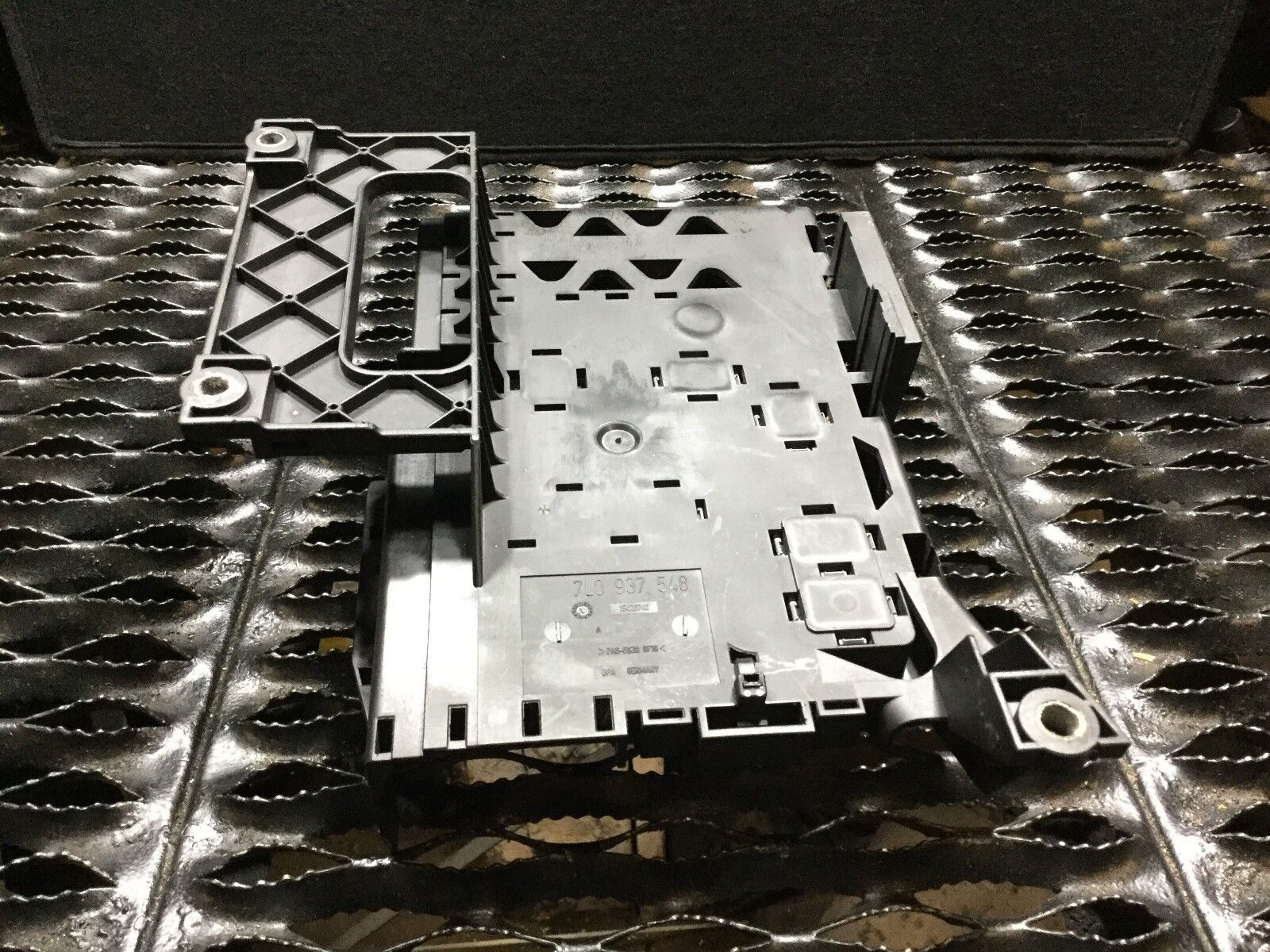 2004-2006 Porsche Cayenne 3.2L Main Fuse Relay Box OEM Replacement Part - Perfect for Electrical System Repairs & Maintenance