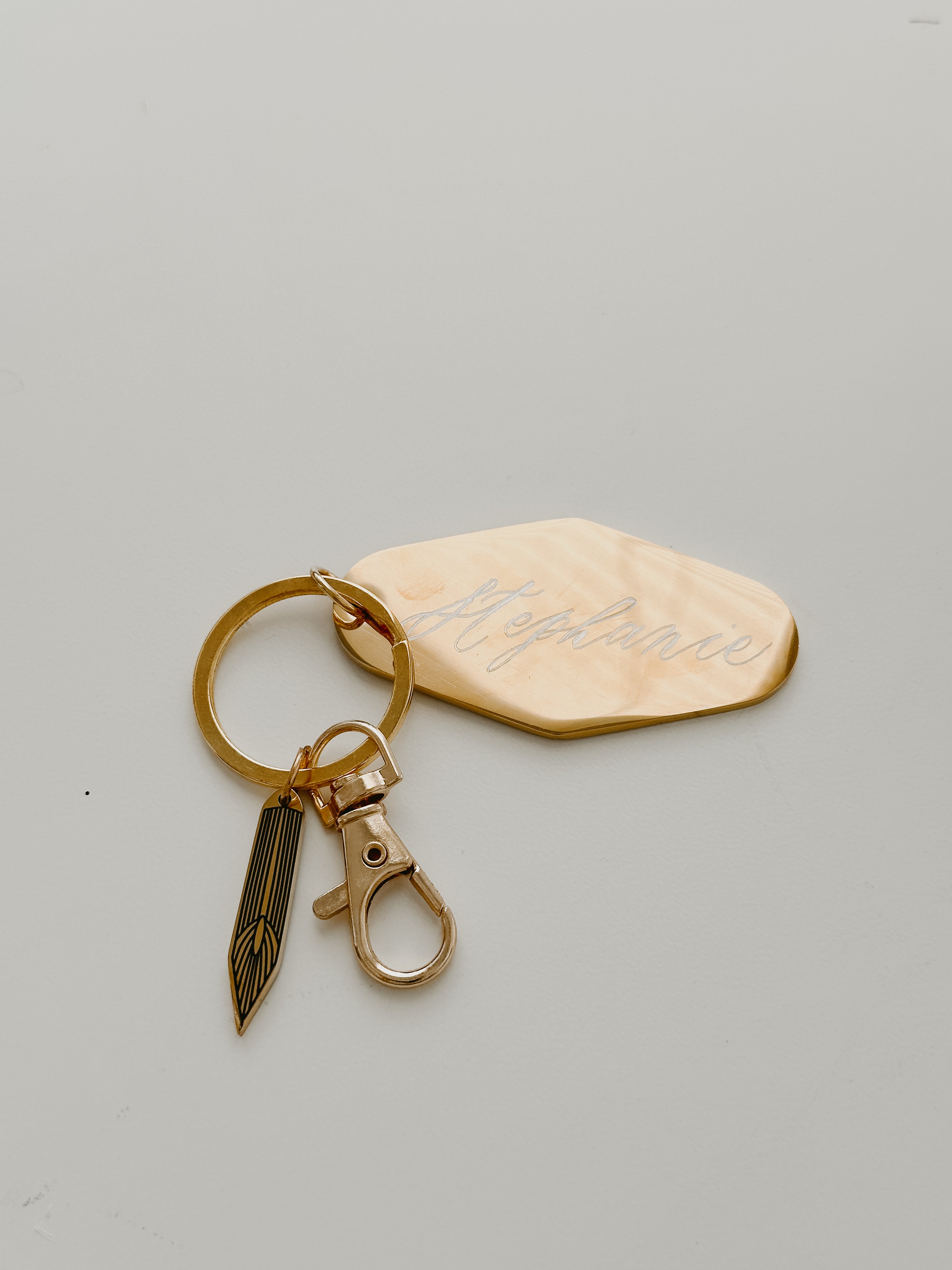 Elegant Calligraphy Nib Keychain - Vintage Style Brass Pen Nib Charm for Writers & Artists - Perfect Gift for Journaling, Scrapbooking & Letter Writing Enthusiasts