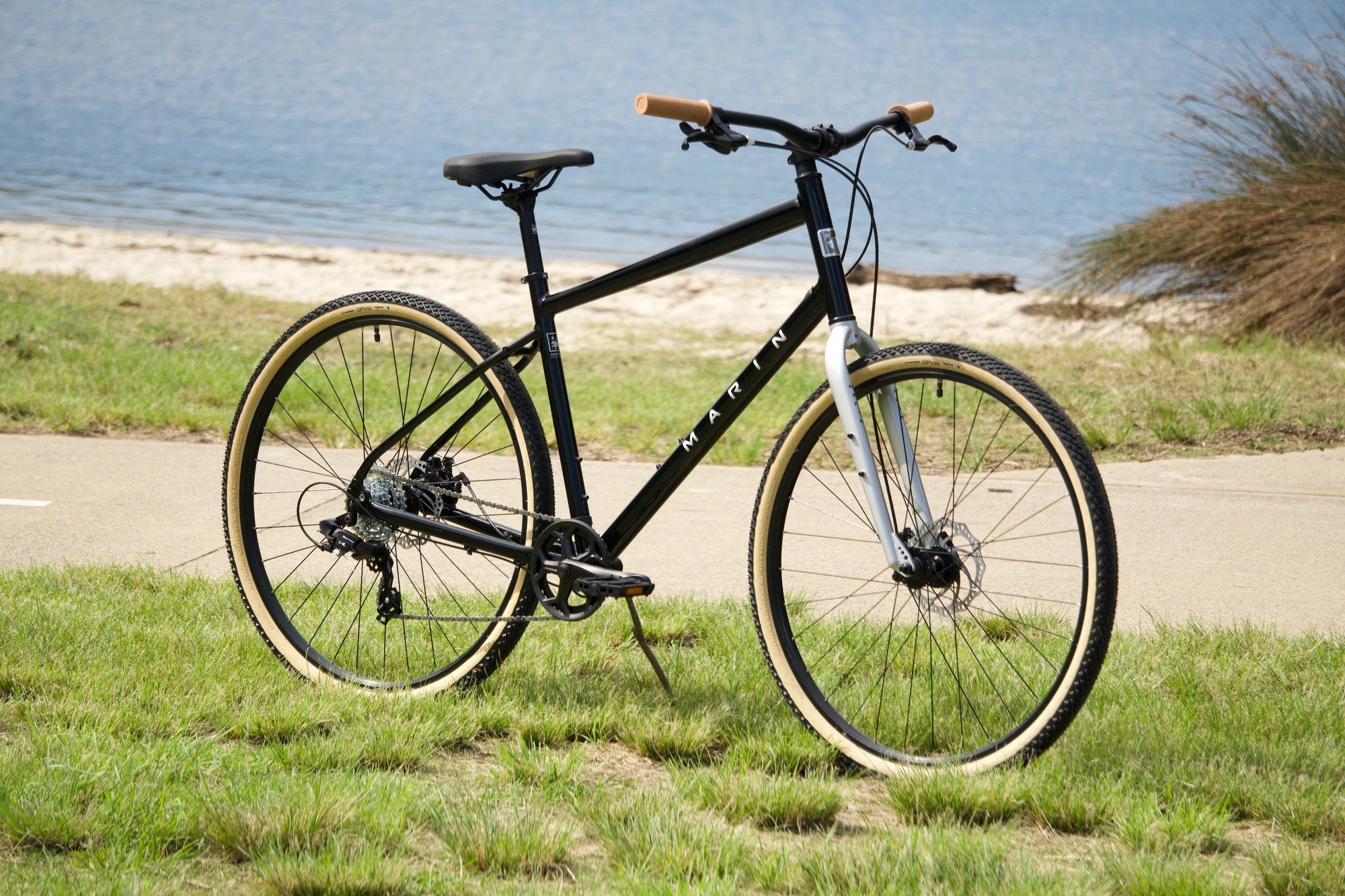 Marin Kentfield 1 Hybrid Bike - Comfortable Commuter & Leisure Bicycle for Men & Women - Perfect for City Riding, Trail Adventures & Daily Exercise