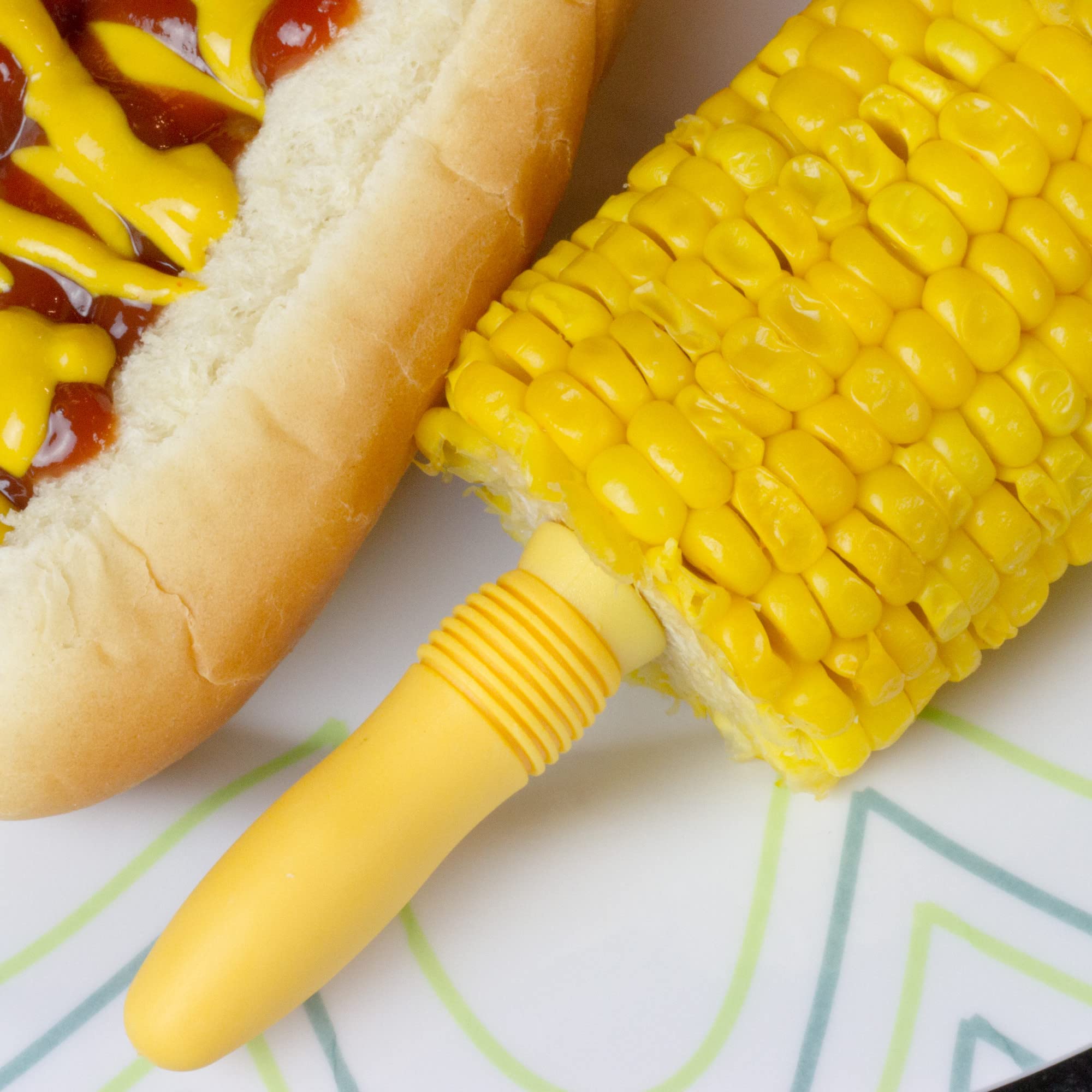 Chef Craft Select Plastic Corn Cob Dishes with Holders - 8.5 Inch Set of 2 Dishes & 4 Corn Cob Holders in Yellow | Perfect for BBQs, Picnics, and Summer Parties