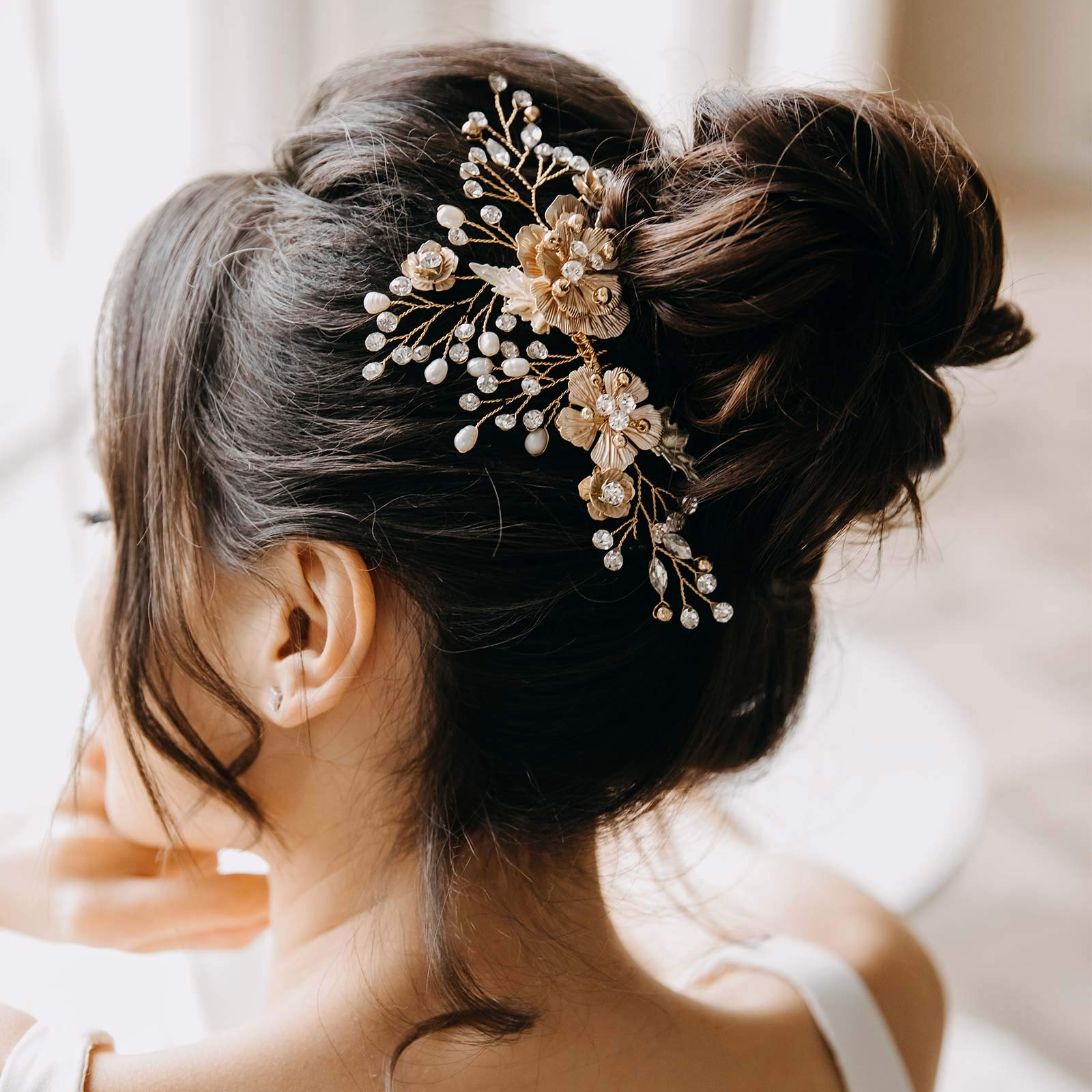 Elegant Pearl Flower Wedding Hair Comb - Gold Bridal Hair Accessory for Bride | Perfect for Weddings, Prom & Special Occasions