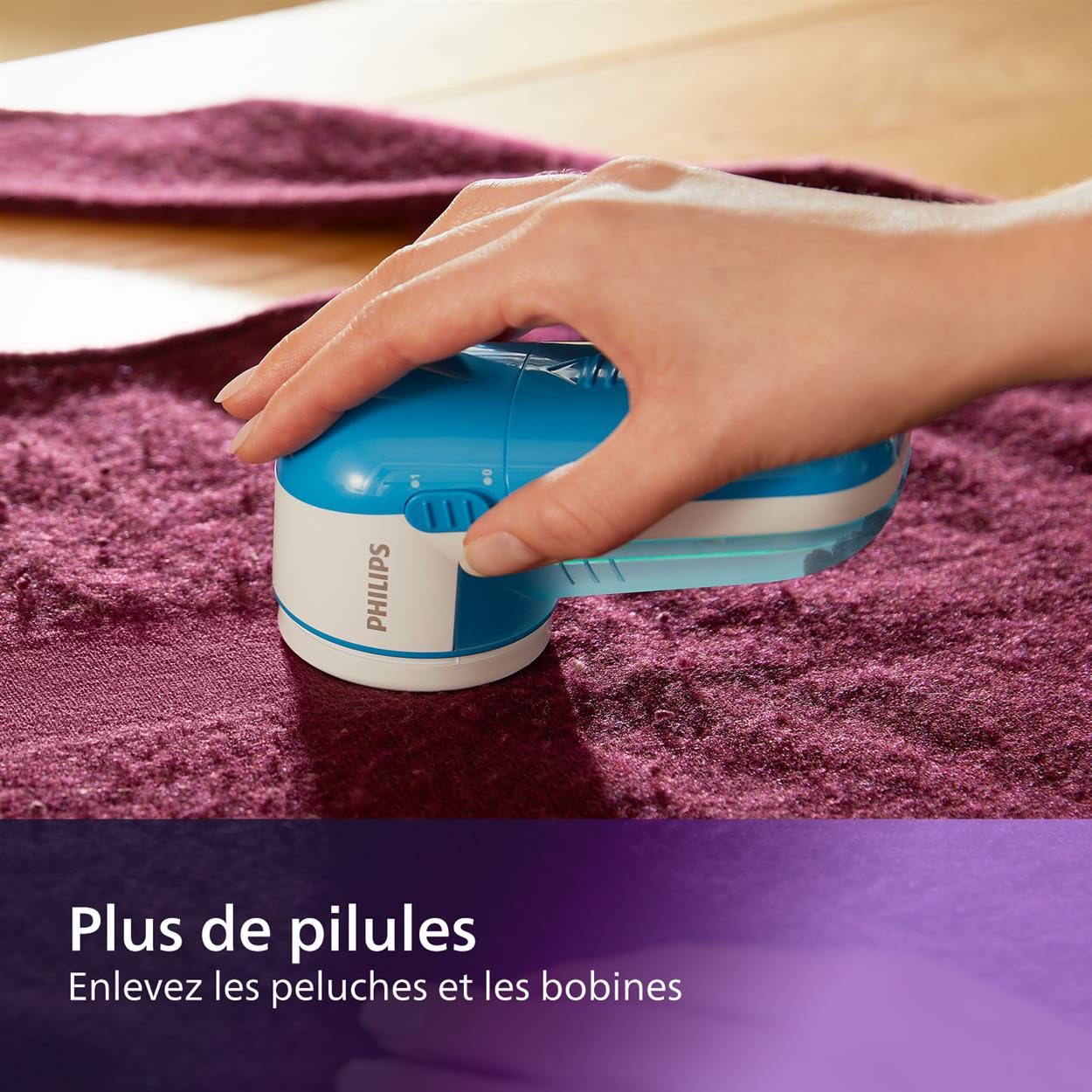 Philips GC026/00 Fabric Shaver - Electric Lint Remover for Sweaters, Blankets & Clothes - Large Blade Surface with Cleaning Brush & Batteries Included (Blue) - Perfect for Refreshing Old Garments & Removing Pilling
