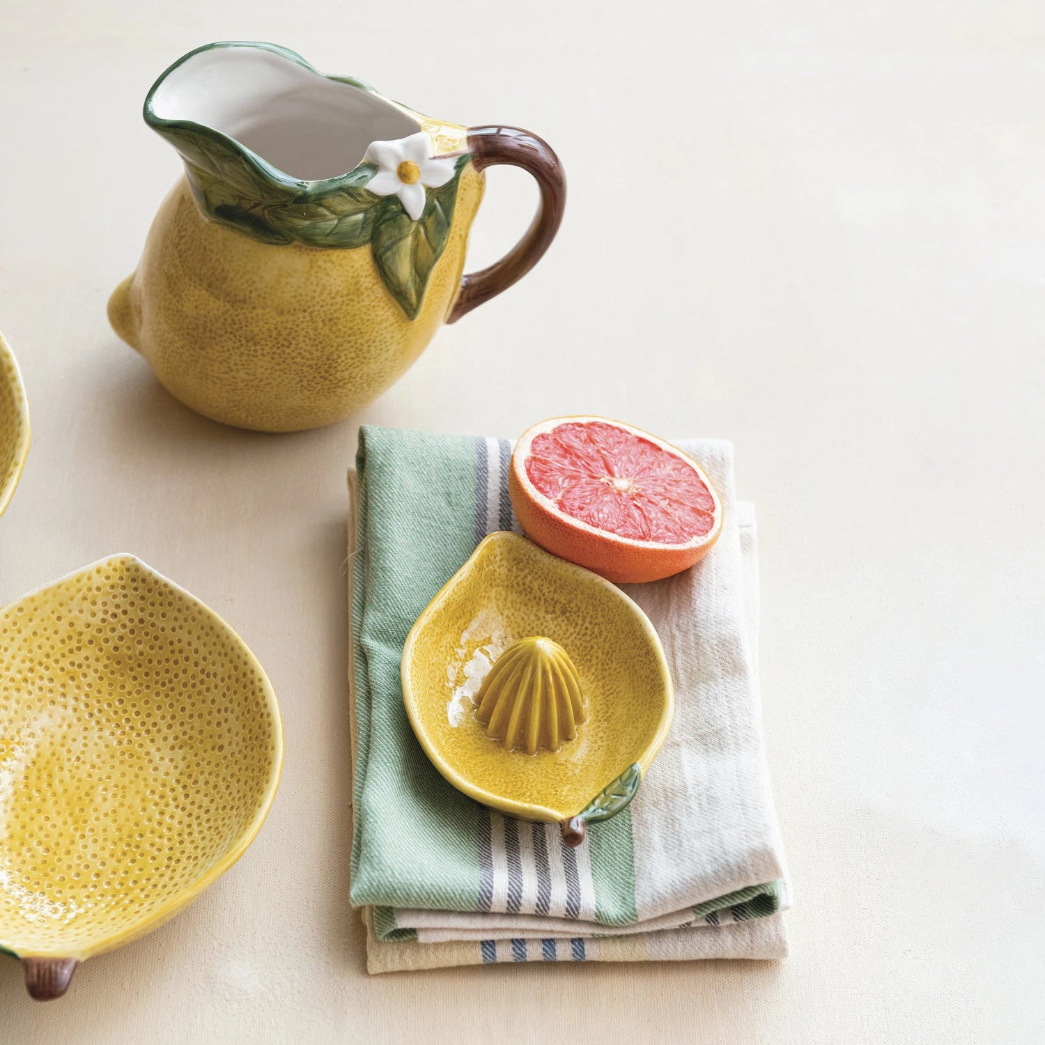 Hand Painted Stoneware Lemon Shaped Juicer - Ceramic Citrus Press for Lemon Lime Orange - Perfect for Fresh Juice, Cocktails & Kitchen Decor
