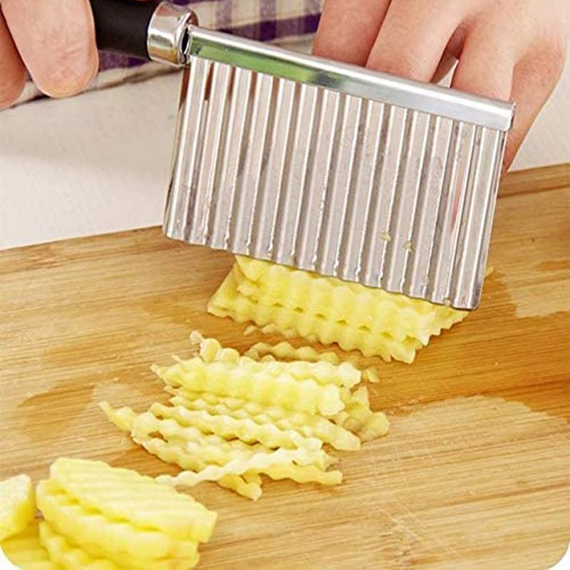 Premium Stainless Steel Crinkle Cutter - Wavy Vegetable Slicer for Potatoes, Cucumbers & Carrots | Professional Kitchen Tool for Salad Prep & Food Garnishing | Perfect for Home Chefs & Meal Prepping (Random Color)