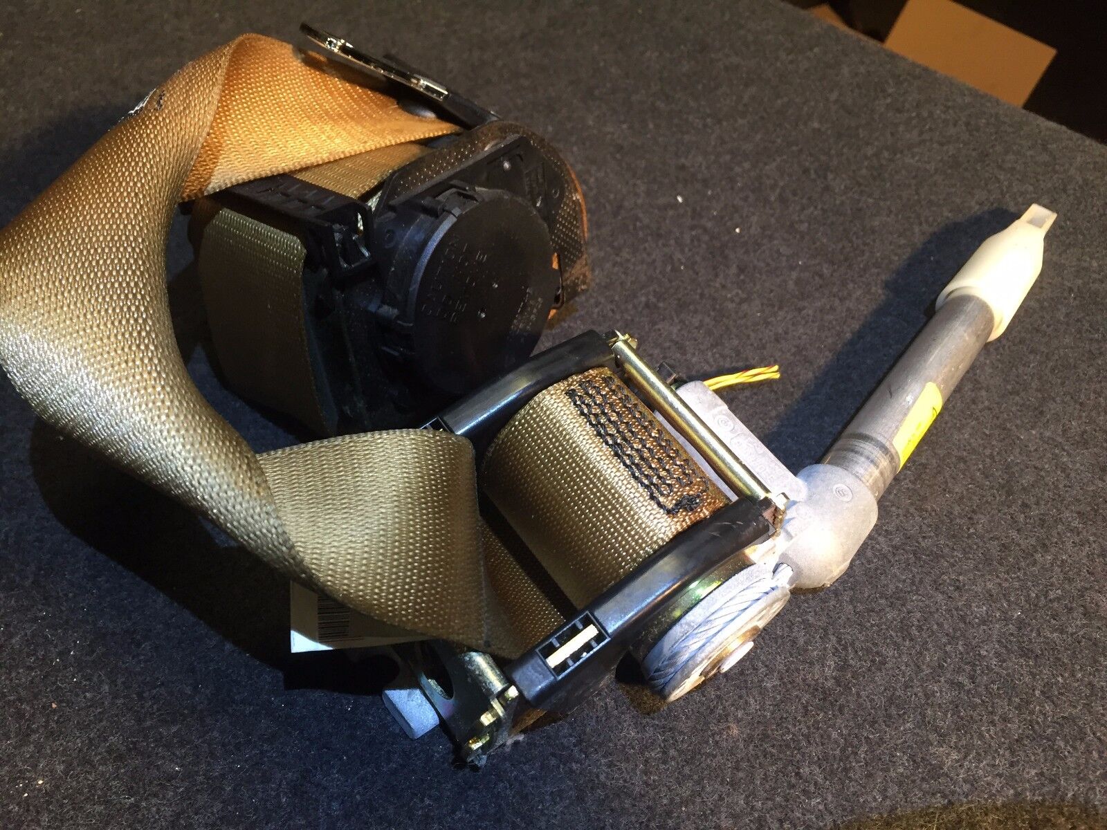 2002-2005 BMW 745i E65 E66 Right Rear Passenger Seat Belt Retractor OEM Replacement - Perfect for Car Safety Repairs & Restoration Projects