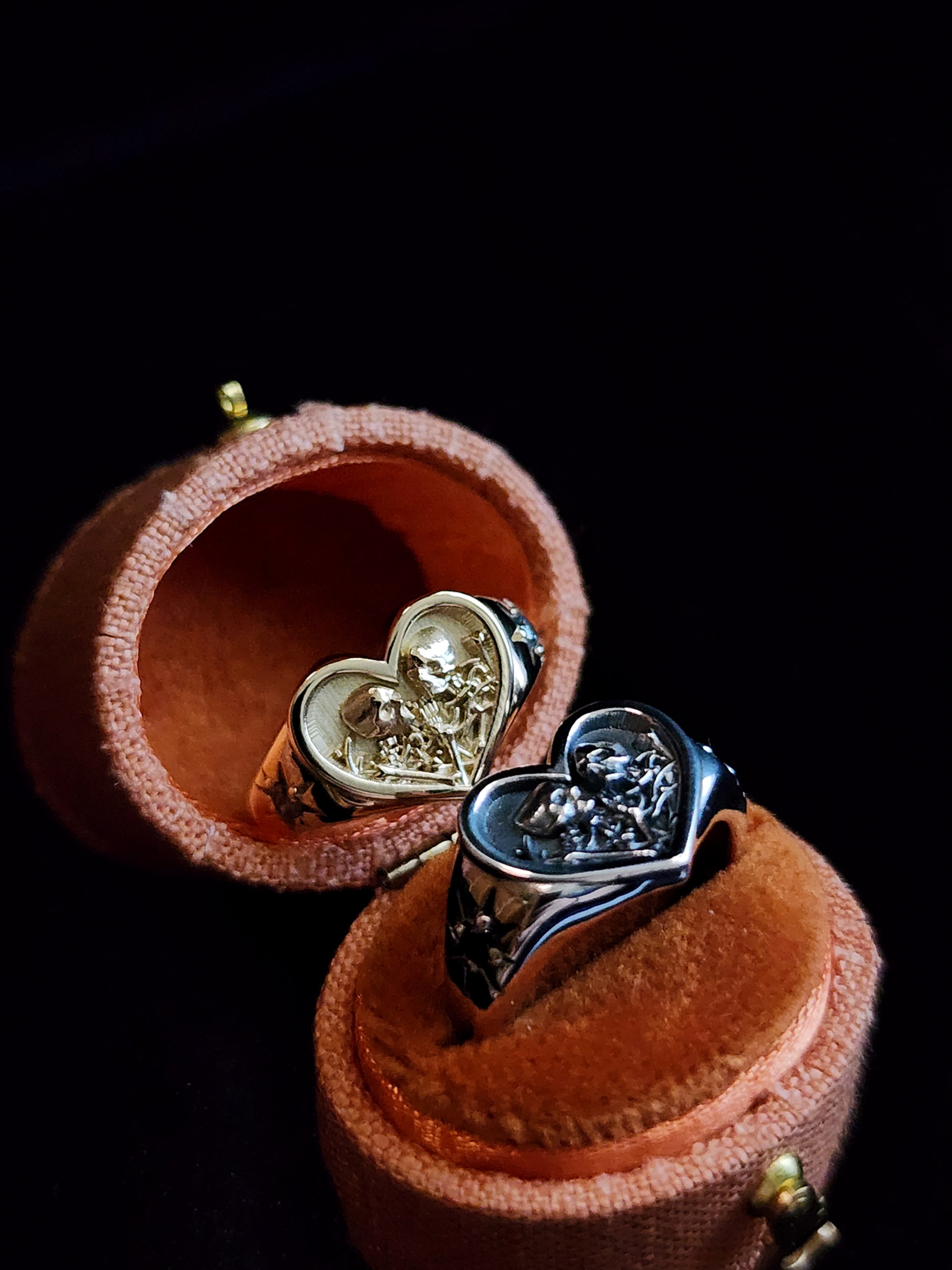 14K Gold Heart Signet Ring - The Lovers Skeleton Final Embrace Gothic Style Engagement Ring with Salt & Pepper Diamonds - Memento Mori Jewelry for Romantic Weddings, Gothic Fashion & Modern Mourning Gifts
