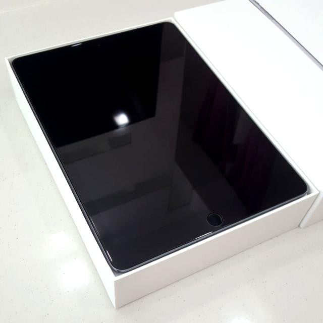 Apple iPad Pro 9.7 Inch 128GB with Wi-Fi + Cellular - Space Gray - Perfect for Work, Travel & Creative Projects