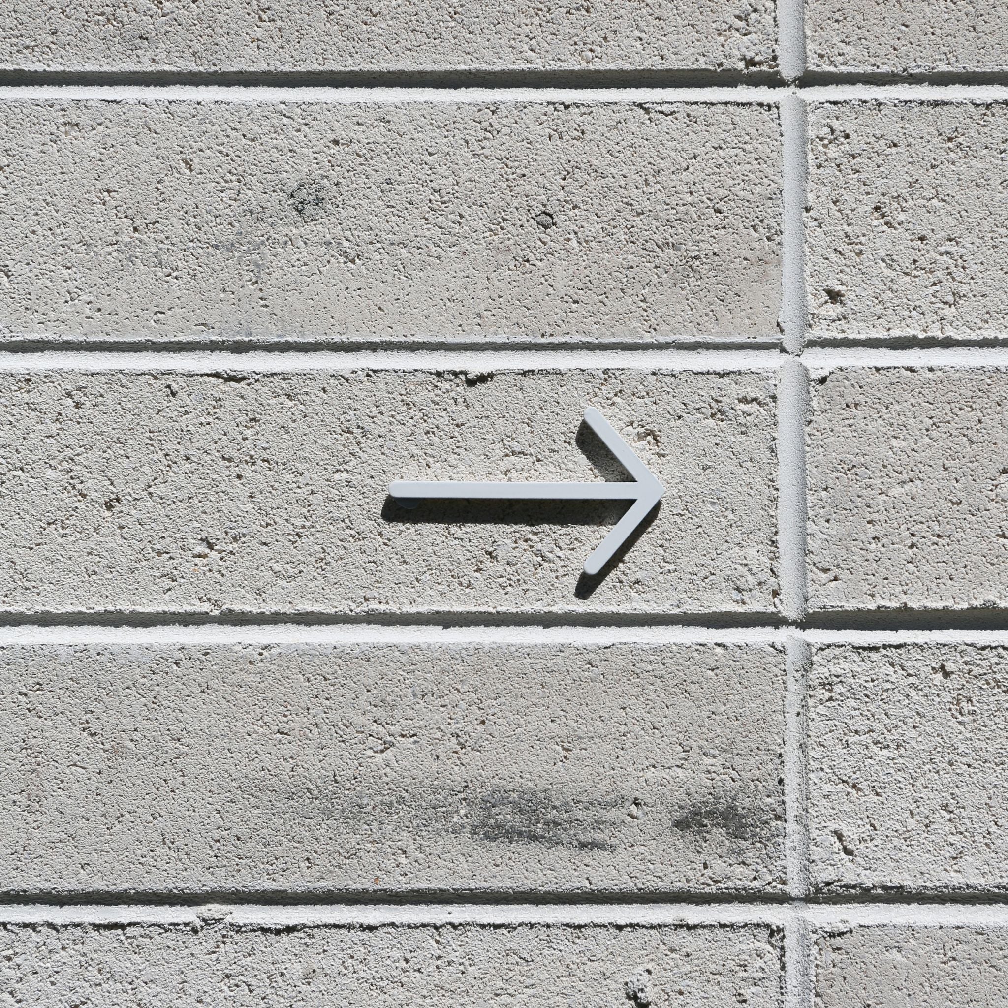 DESIGNSTUFF White Arrow Signage - Durable Indoor/Outdoor Directional Sign for Offices, Warehouses & Retail Stores