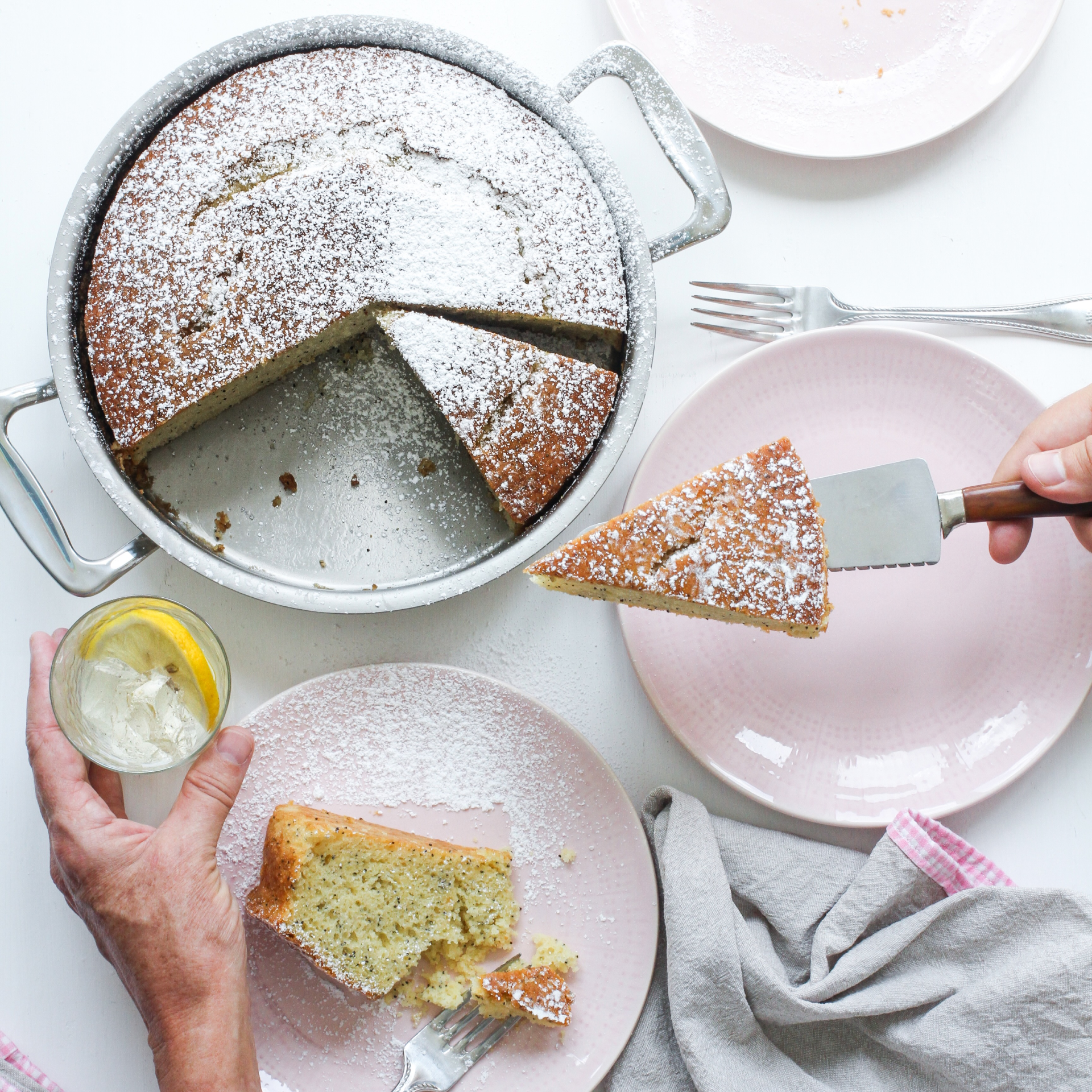 9 Inch Round Cake Pan Set - Nonstick Baking Pans for Perfect Cakes, Cupcakes & Desserts - Ideal for Birthday Parties, Weddings & Home Baking