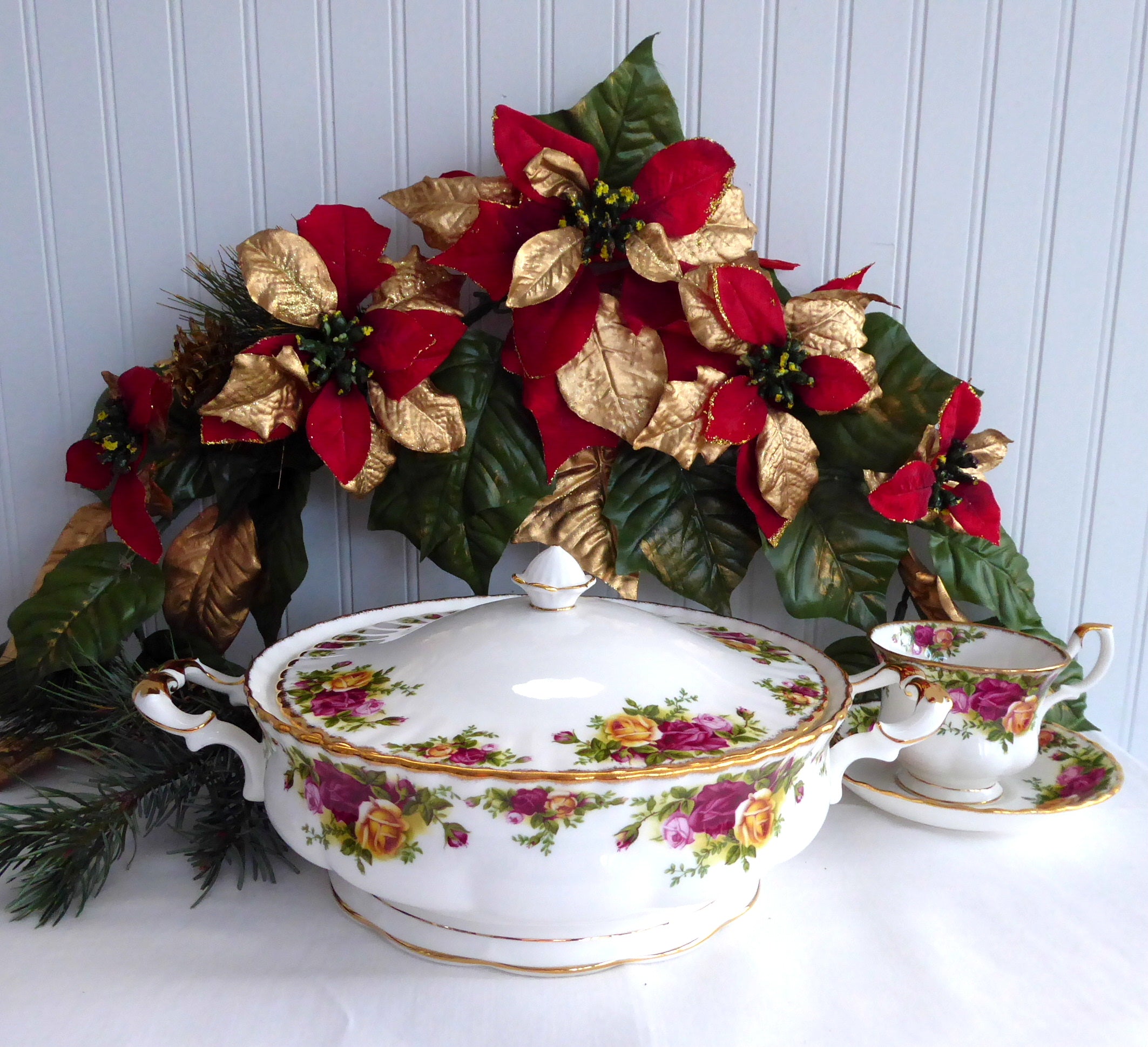Royal Albert Old Country Roses Round Covered Vegetable Dish - 50 Ounce Large Vintage Serving Bowl with Lid (1990s) - Perfect for Dinner Parties, Holiday Meals & Elegant Table Settings