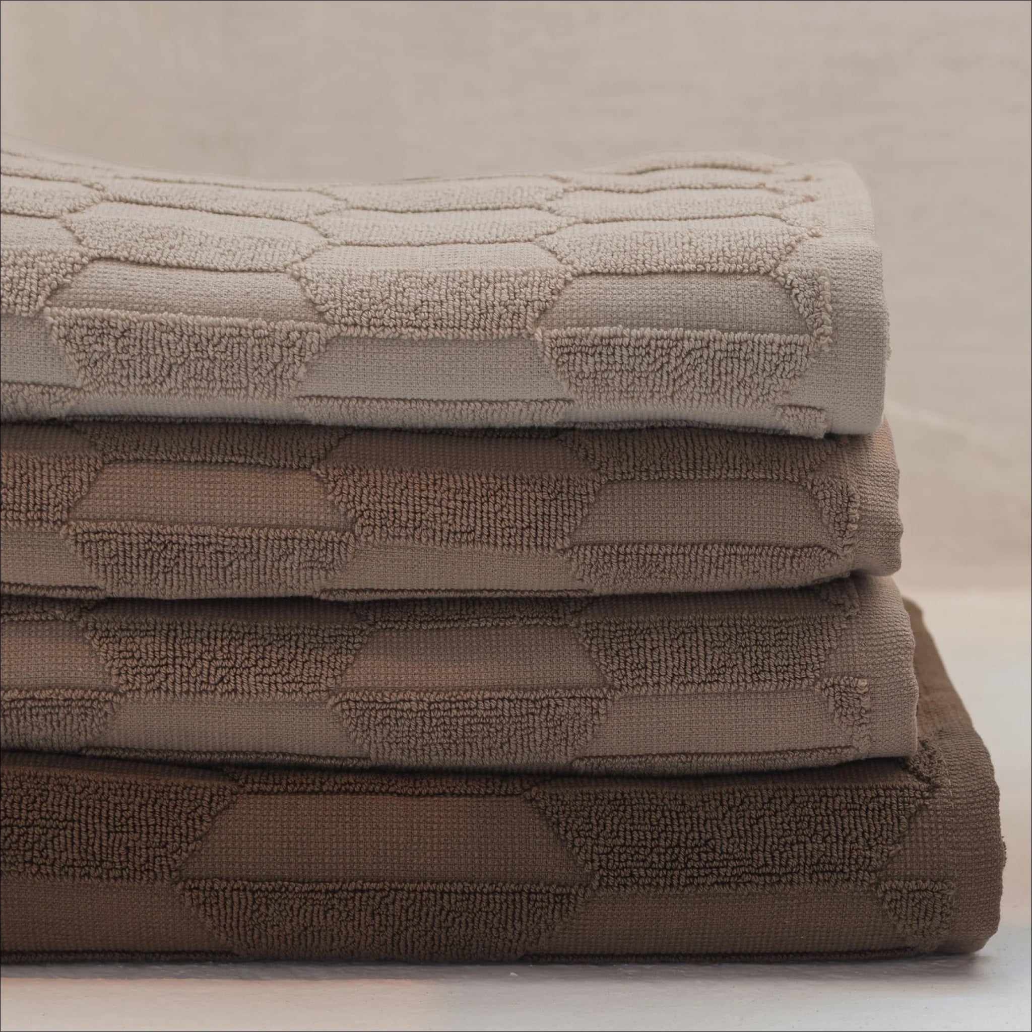 METTE DITMER Geo Bath Towel - Organic Cotton 70x133cm (27x52 inches) - Soft & Absorbent - Light Nougat Color - Perfect for Spa, Bathroom & Beach Use