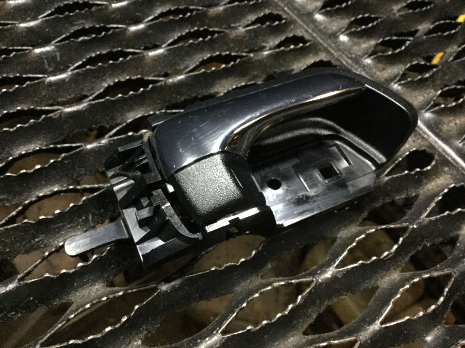 2004-2009 Toyota Prius Right Passenger Side Interior Door Handle Replacement 69273-47010 - OEM Quality for Smooth Door Operation & Car Interior Upgrade