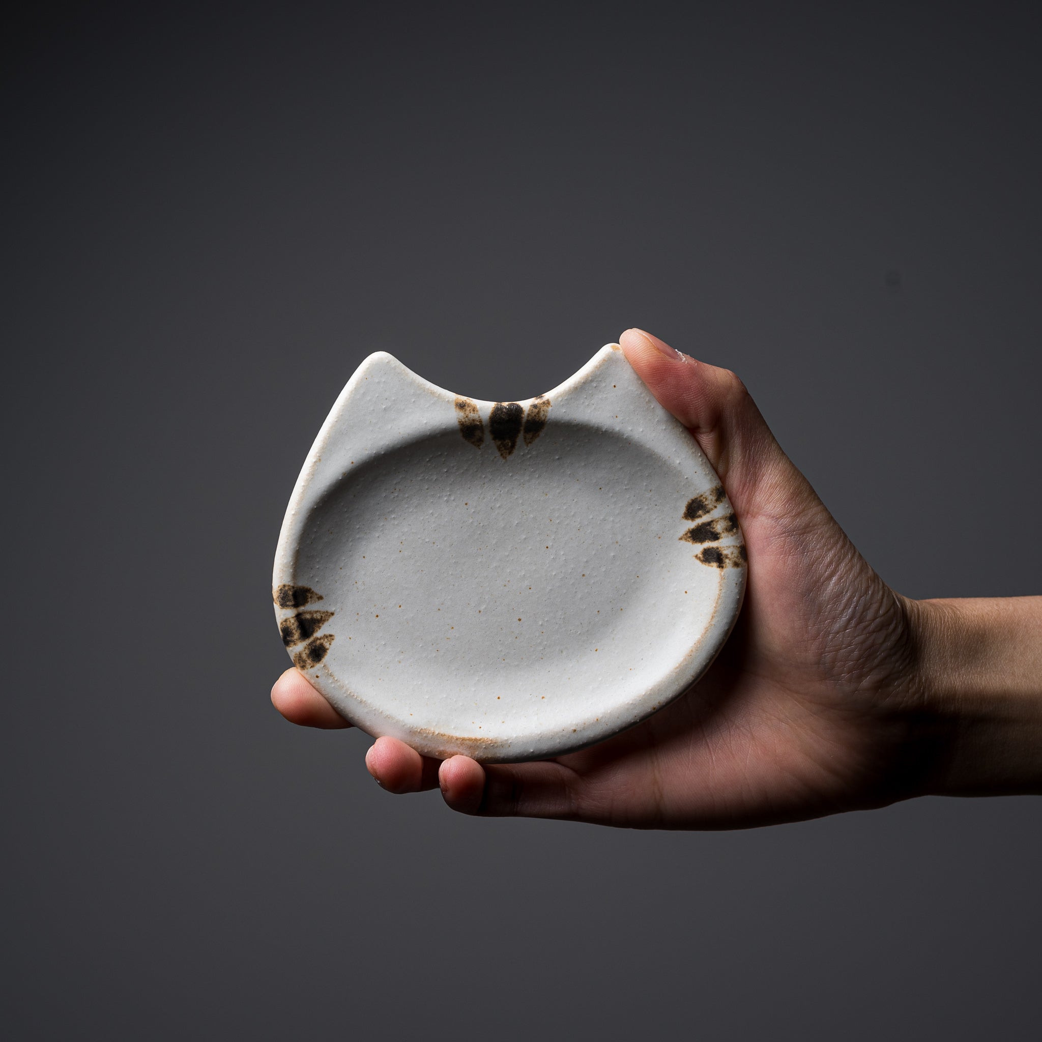 Wakasama Kiln Cat Regular Dish 11cm - 2 Cute Japanese Ceramic Cat Plate Patterns for Home Decor & Gifts | Perfect for Dining, Display, or Collectibles