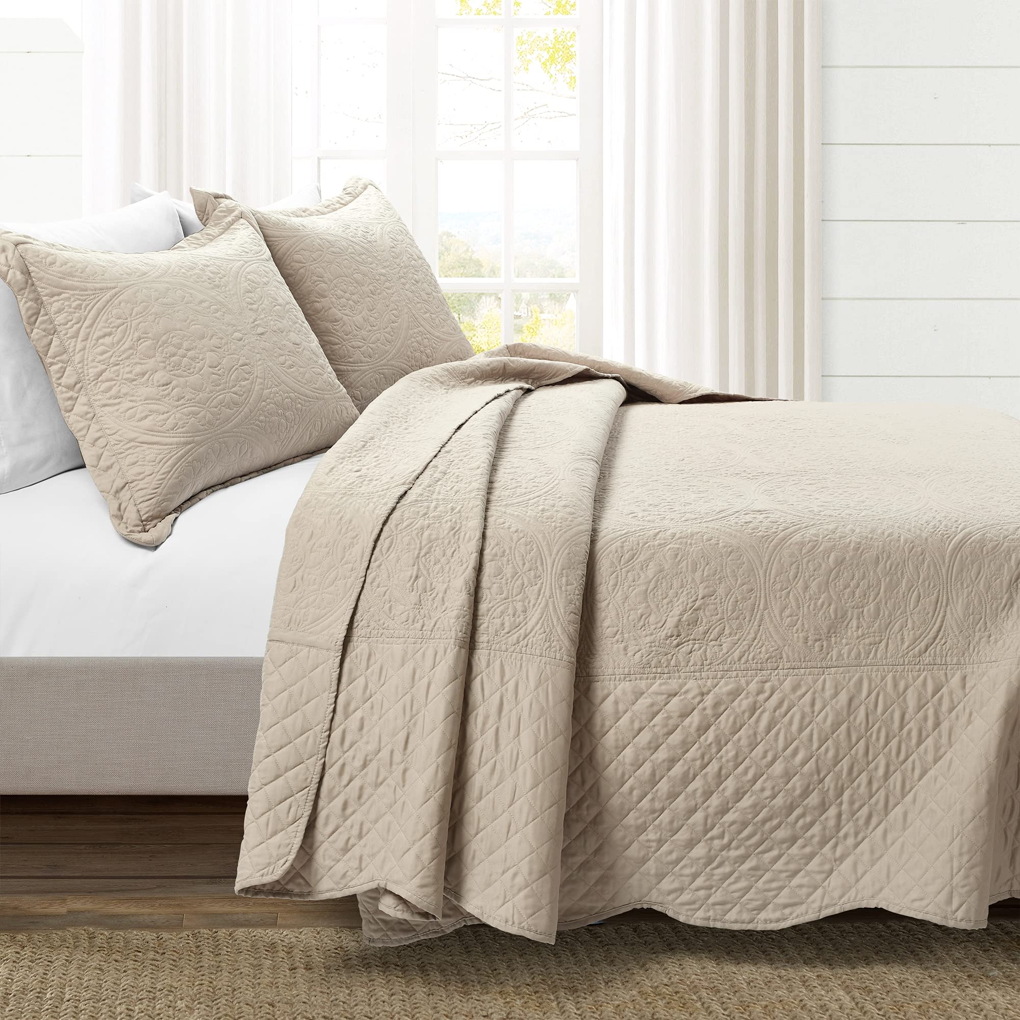 Lush Decor Medallion Scallop 5-Piece Queen Bedspread Set in Neutral Colors - Perfect for Master Bedroom, Guest Room, and Cozy Home Decor