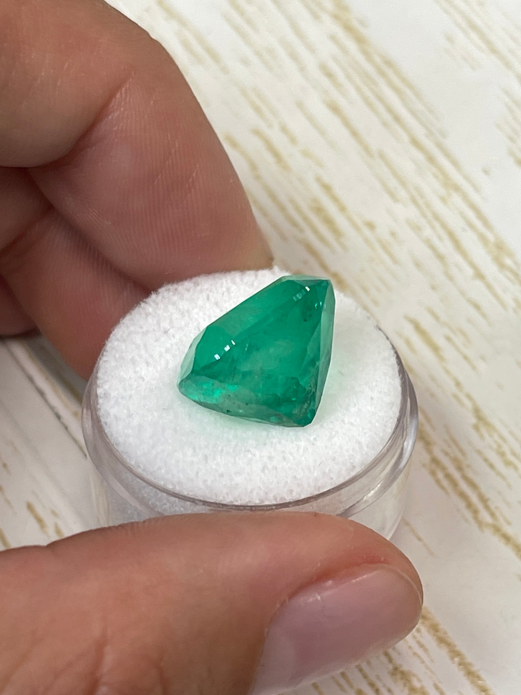 14.88 Carat Natural Cushion Cut Colombian Emerald Gemstone - 16x13mm AAA Quality Loose Green Emerald for Jewelry Making, Engagement Rings & Luxury Gifts
