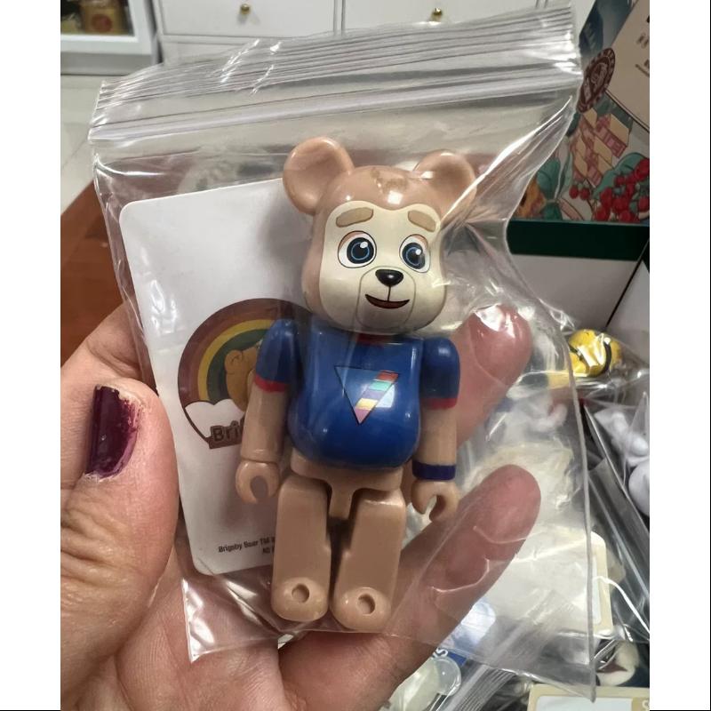 Bearbrick Series 39 ARTIST BRIGSBY BEAR 100% Collectible Vinyl Figure - Limited Edition Art Toy for Display & Collection, Perfect for Home Decor, Office Display, and Gift Giving