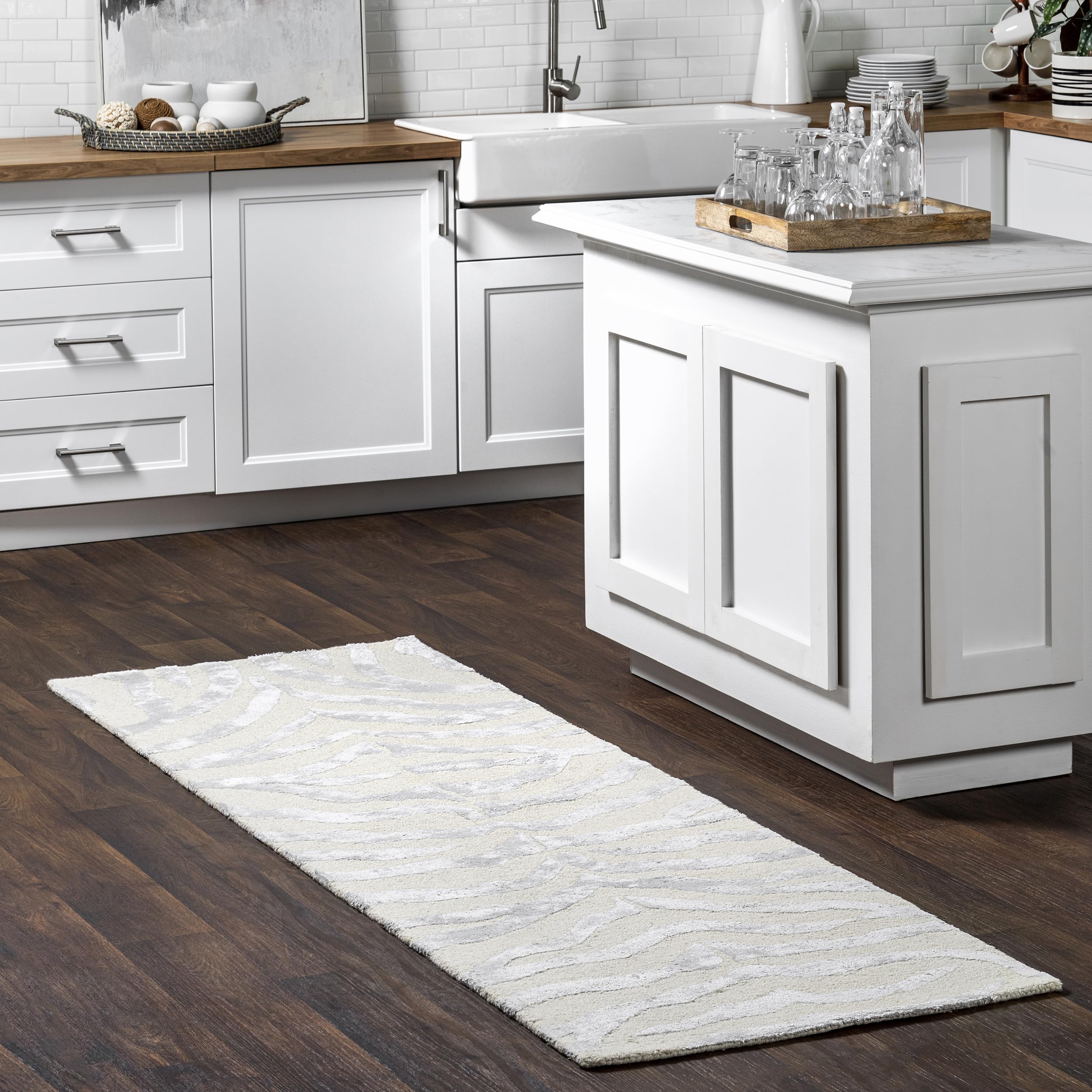 nuLOOM Hand Tufted Plush Zebra Runner Rug, 2'6