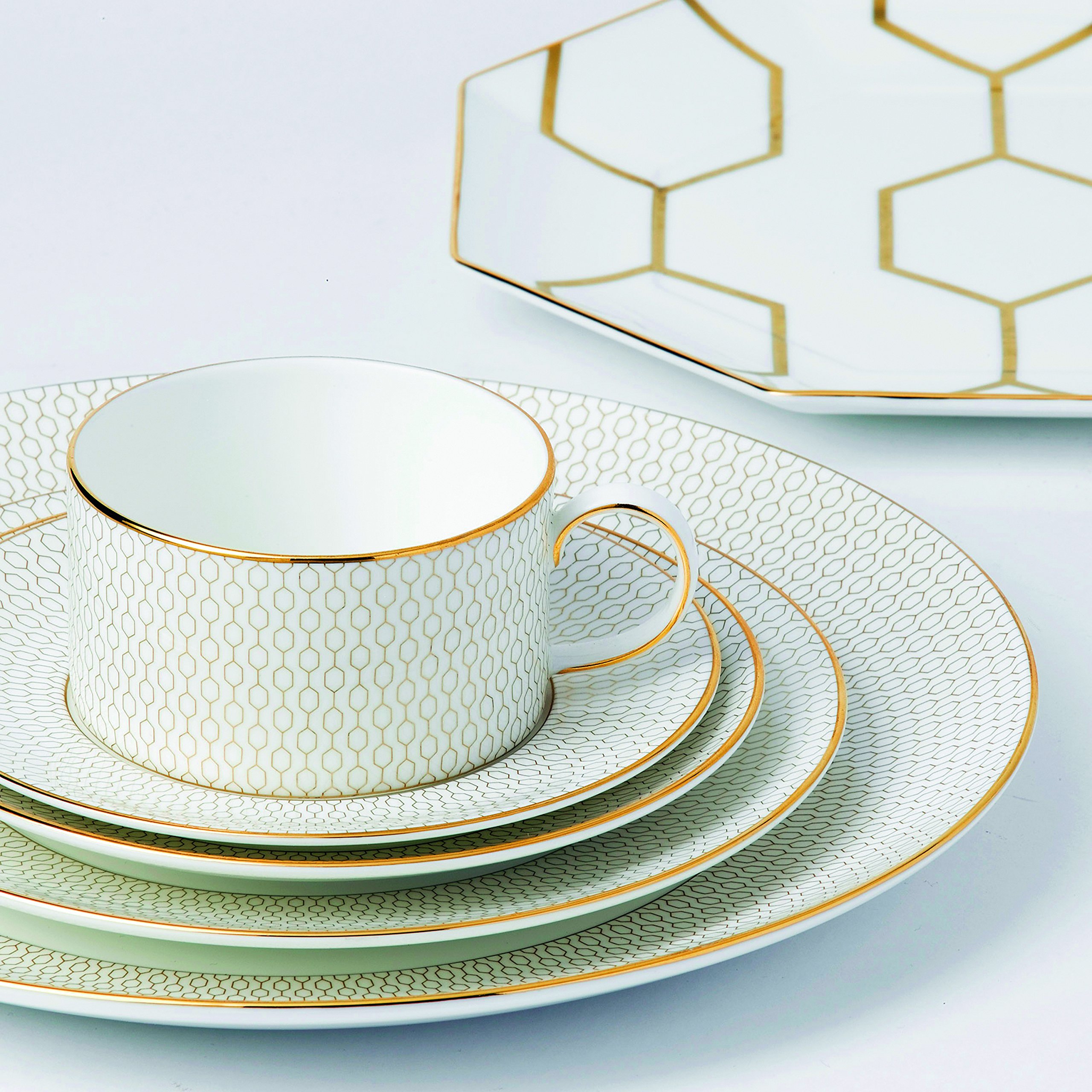 Wedgwood Gio Gold 5-Piece Place Setting - Elegant Fine China Dinnerware Set for Formal Dining & Special Occasions