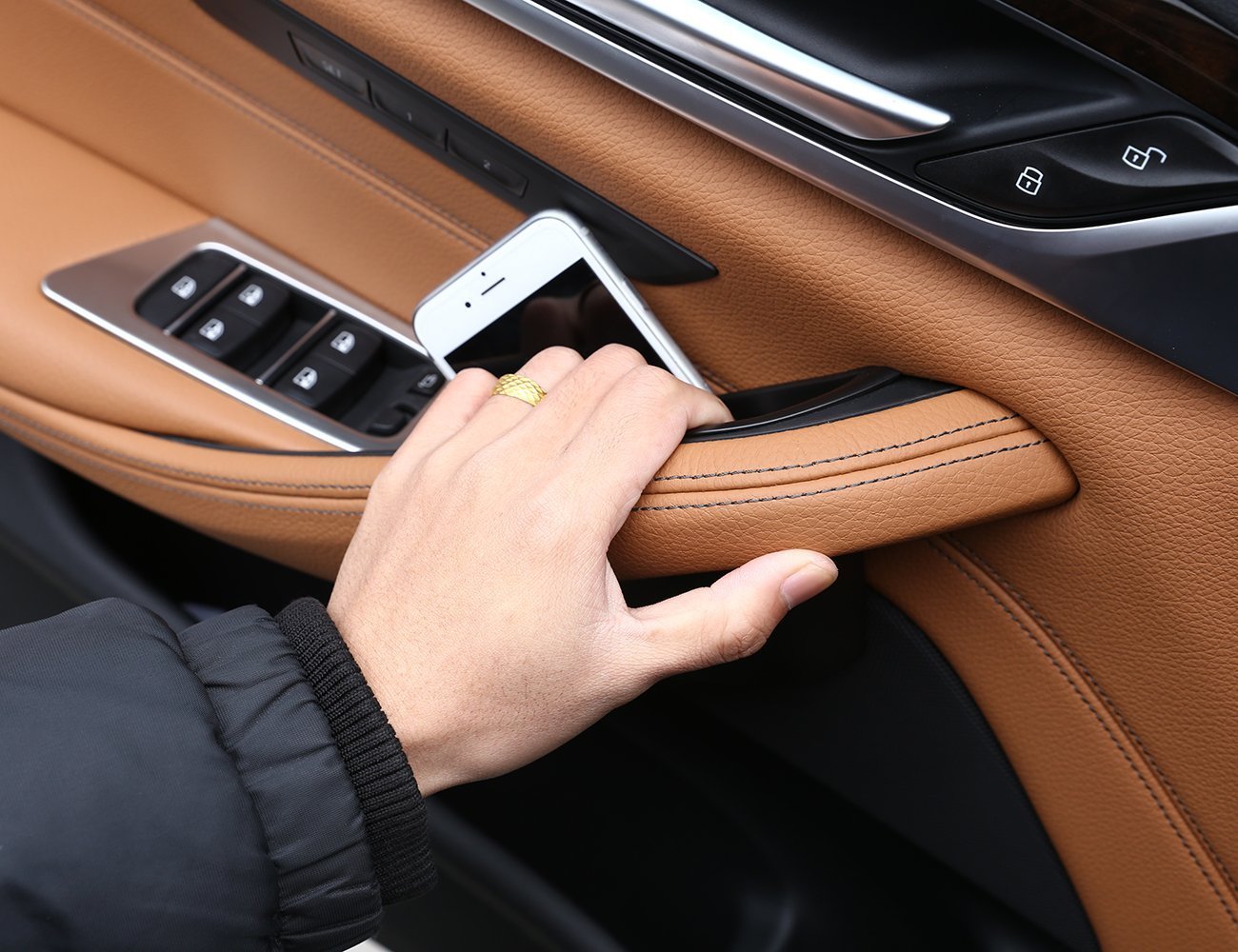 METYOUCAR Car Door Storage Box & Phone Tray Organizer for BMW 5 Series G30 (2018) - Premium Accessories for Keys, Wallet & Smartphone - Perfect for Road Trips & Daily Commute