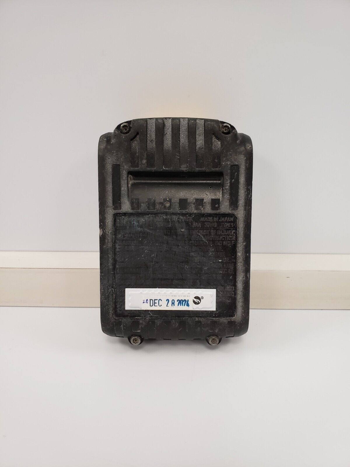 DEWALT DCB201 20V MAX Lithium-Ion Battery Pack - Compatible with DEWALT 20V Tools - Perfect for Drills, Saws & Power Tools - Home Improvement & Construction Use