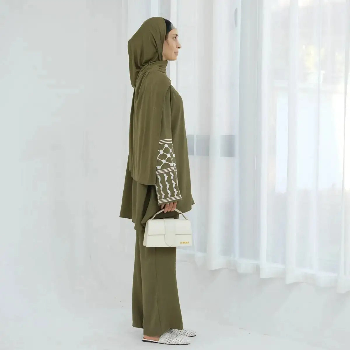 2-Piece Keffiyeh Embroidery Sleeve Wrinkle Pant Suit Set with Tops - Stylish Women's Outfit for Casual Wear, Office, and Special Occasions