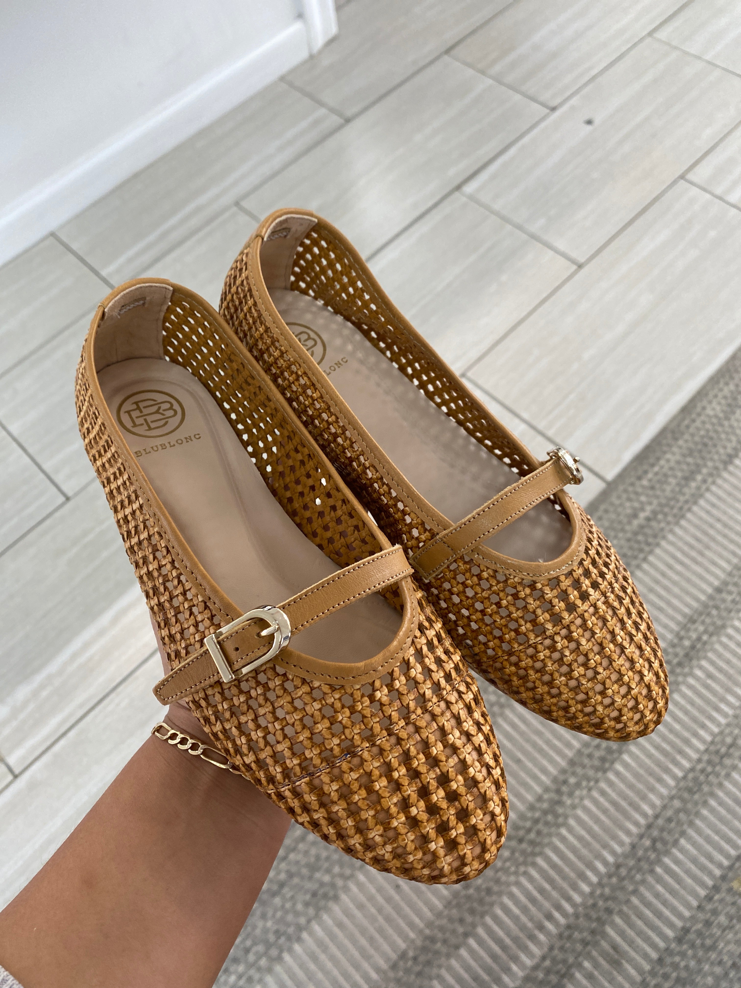 Blublonc Women's Flat Sandals with Caramel Wicker Strap - Comfortable Summer Beach Shoes for Walking, Travel & Casual Outfits
