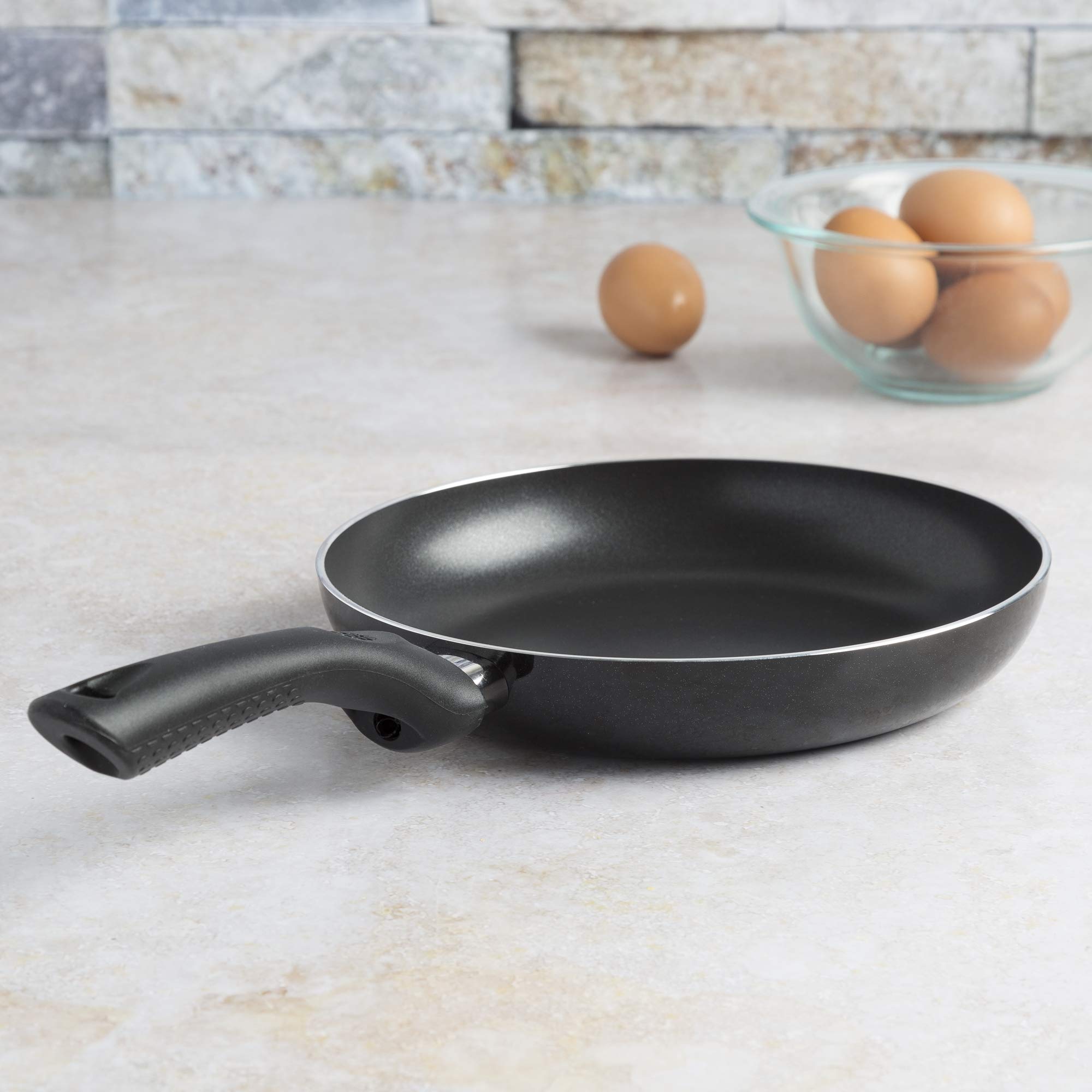 Ecolution 9.5-Inch Nonstick Fry Pan - Easy to Clean, Comfortable Handle & Even Heating - Dishwasher Safe Black Skillet for Sauteing, Frying & Cooking Eggs - Perfect for Home Kitchen & Restaurant Use