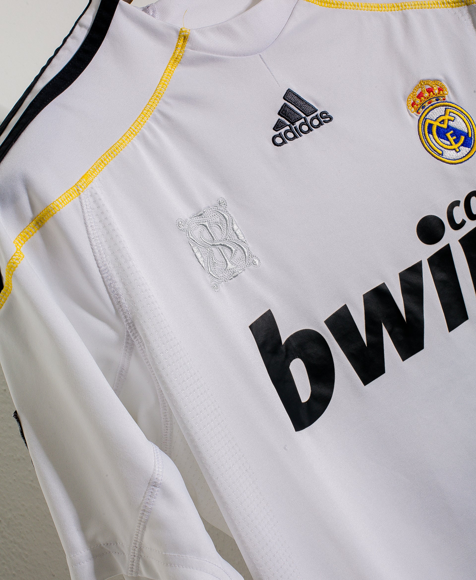Authentic 2009 Real Madrid Home Jersey #9 Cristiano Ronaldo (Size M) - Perfect for Soccer Games, Fan Collections & Sports Memorabilia