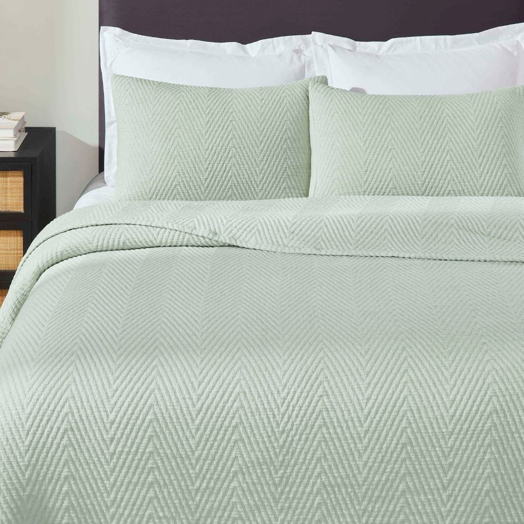 Premium Aswan Cotton Medium Weight Chevron Woven Coverlet - Soft & Breathable Bedspread for All Seasons - Perfect for Master Bedroom, Guest Room, or Dorm Decor