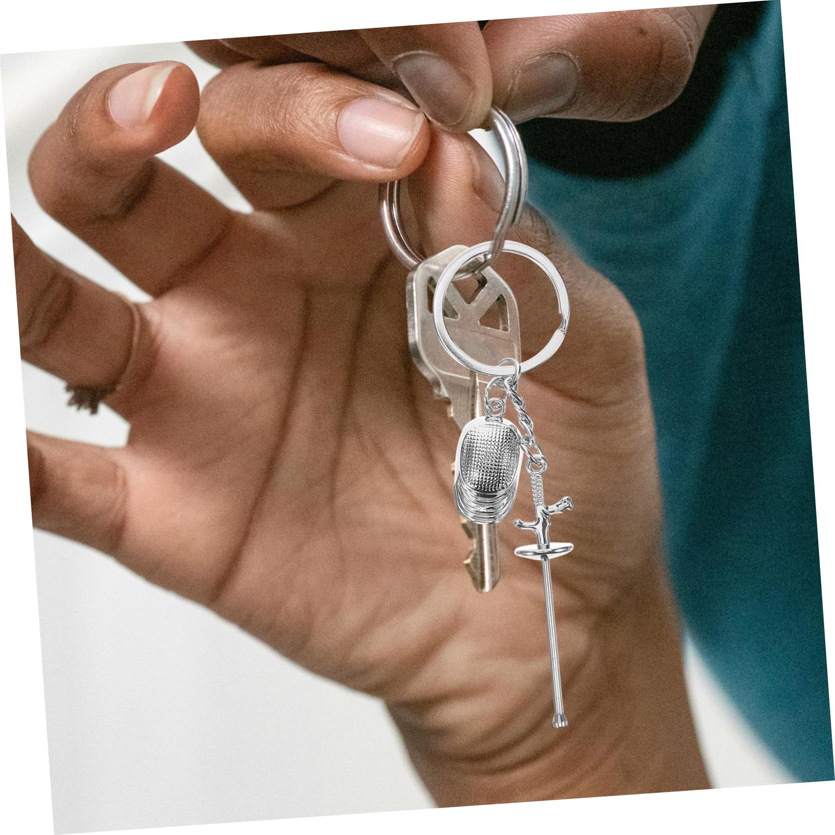 Yardwe 2-Pack Polished Metal Fencing Keychain - Smooth Surface Sports Key Ring for Fencing Enthusiasts | Perfect Gift for Athletes & Sports Fans