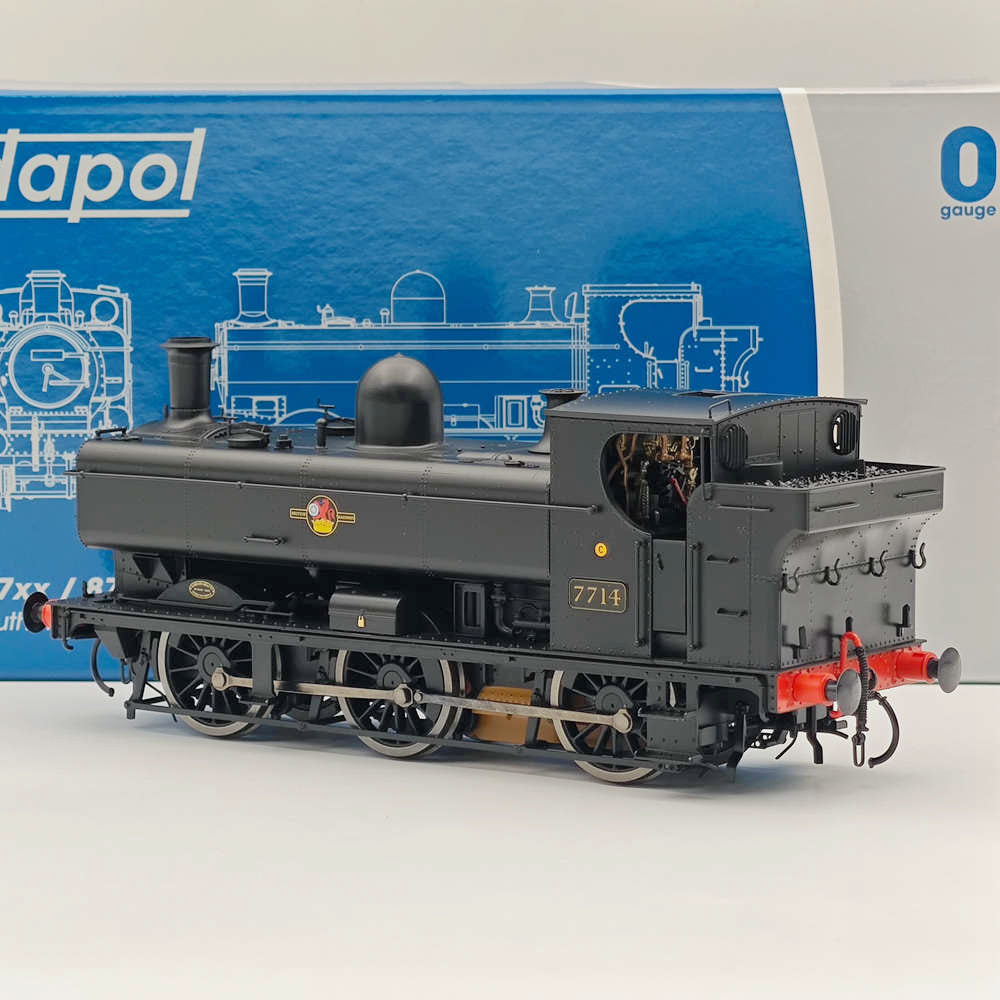 Dapol 7s 007 011 O Gauge 57xx Pannier 7714 BR Black Late Crest 21DCC Locomotive - Model Train for Collectors & Railway Enthusiasts - Perfect for Layouts, Displays & Historical Reenactments