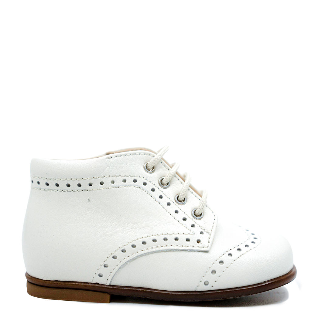 Beberlis Cream Wingtip Baby Booties - Soft Leather First Walkers for Boys & Girls - Perfect for Special Occasions, Christenings & Photo Shoots