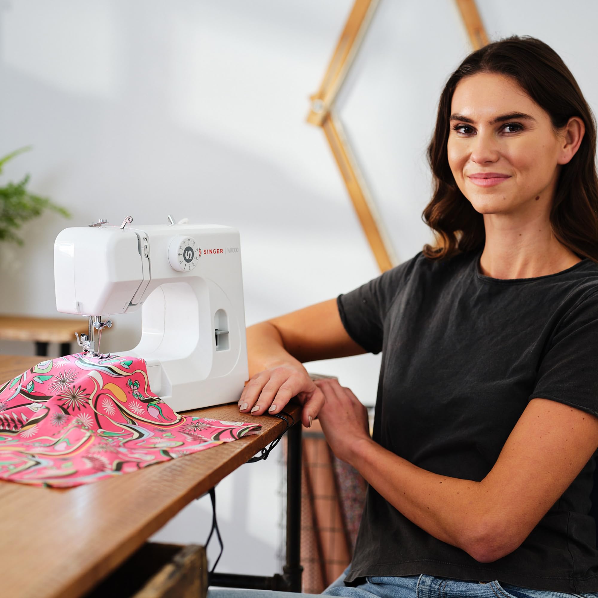 SINGER M1000.662 Lightweight Portable Sewing Machine - 32 Built-in Stitches, LED Light, Top Drop-in Bobbin - Perfect for Hemming, Mending & DIY Sewing Projects at Home