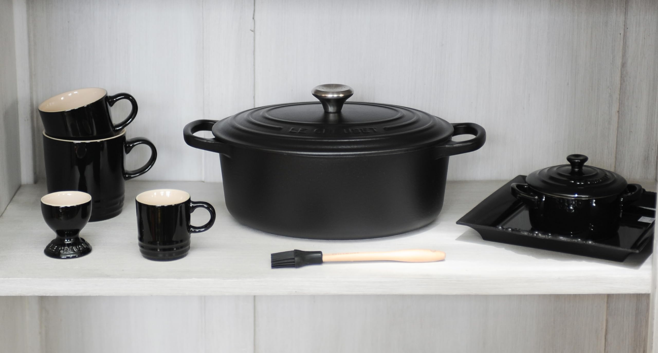 Le Creuset Signature Enameled Cast Iron Oval Dutch Oven 6.75 Quart - Licorice Black | Premium Cookware for Braising, Roasting & Baking | Perfect for Family Dinners & Entertaining
