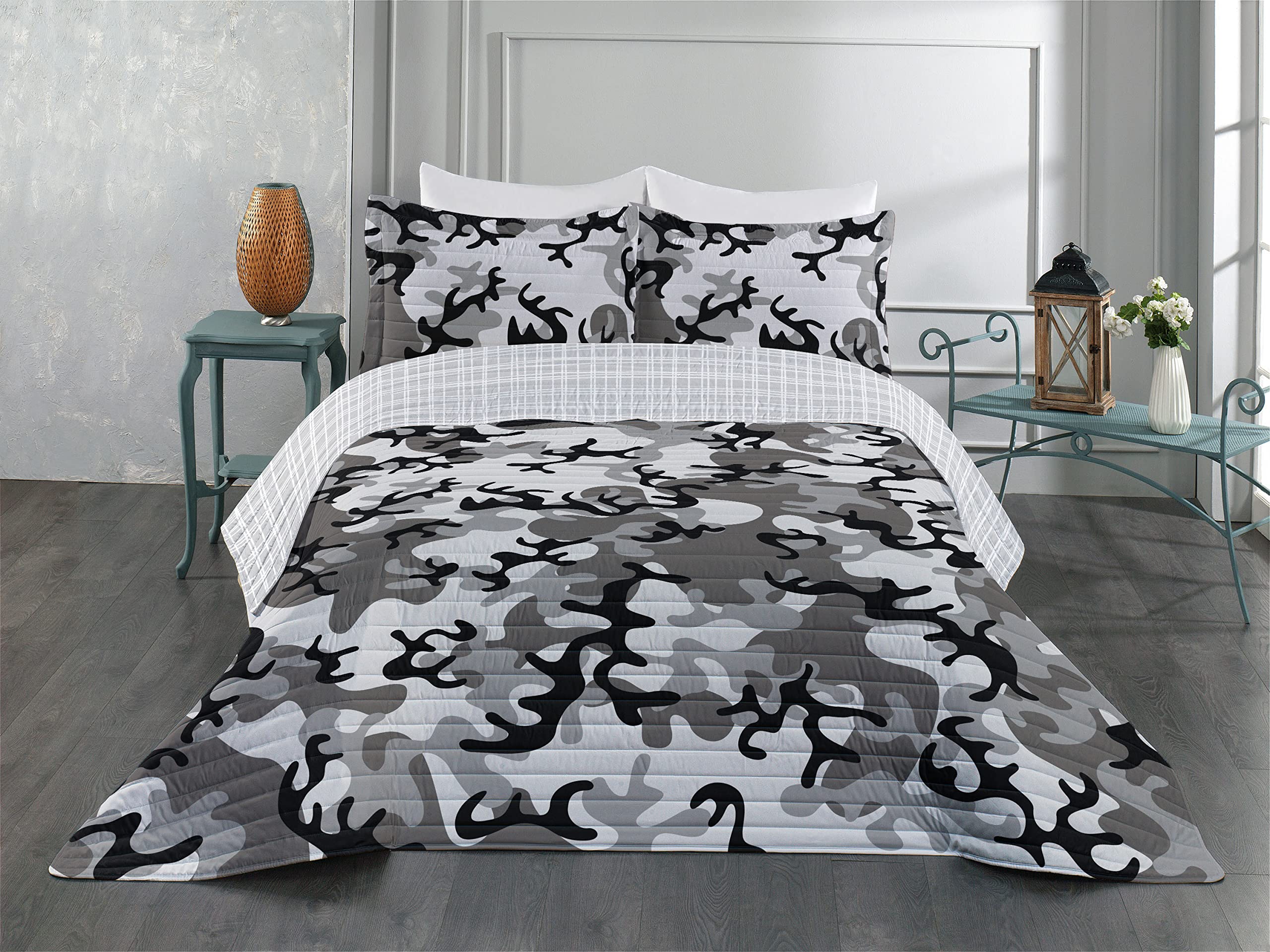Ambesonne Camo Reversible Queen Size Bedspread Set - Black Grey Camouflage Microfiber Comforter with Pillow Shams | Military Style Bedding for Outdoor Enthusiasts & Hunting Lovers | Perfect for Cabin, Camping or Man Cave Decor