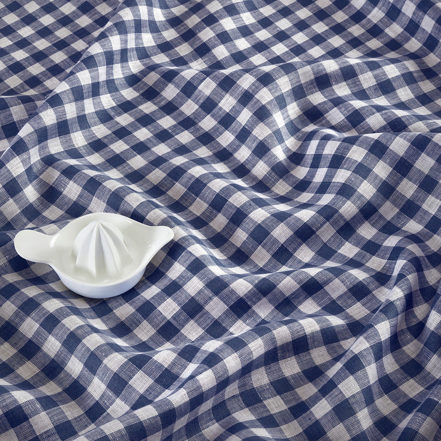 Classic Gingham Table Throw - Stylish Cotton Tablecloth for Dining, Picnics & Outdoor Events - Perfect for Kitchen, Party & Home Decor