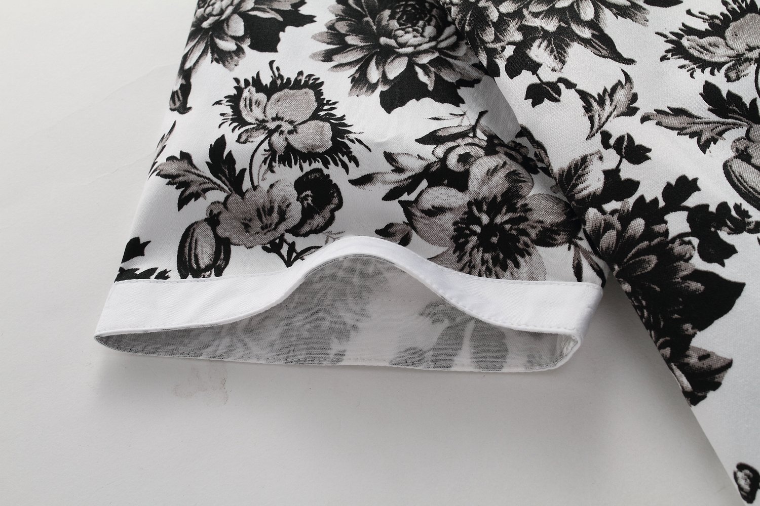 **Men's Hawaiian Shirt - Tropical Floral Short Sleeve Button Down Shirt for Beach Vacation & Summer Casual Wear**    *(Use for: Beach Parties, Luau Events, Summer Vacations, Casual Outings, Tropical Getaways)*