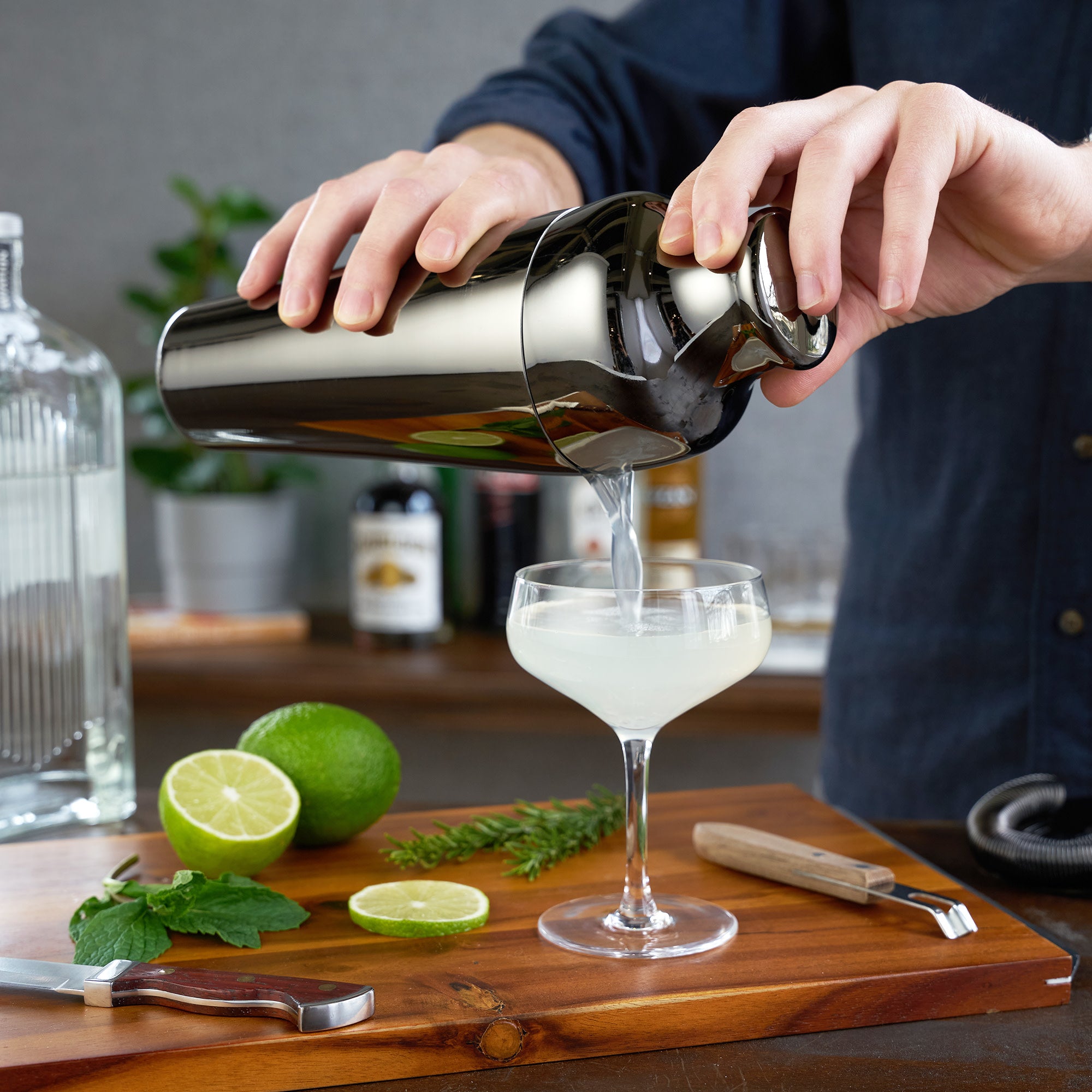 Premium Warren Parisian Cocktail Shaker - 18/8 Stainless Steel Bar Mixing Tool for Martini, Margarita & Whiskey Sour - Perfect for Home Bars, Parties & Professional Bartending